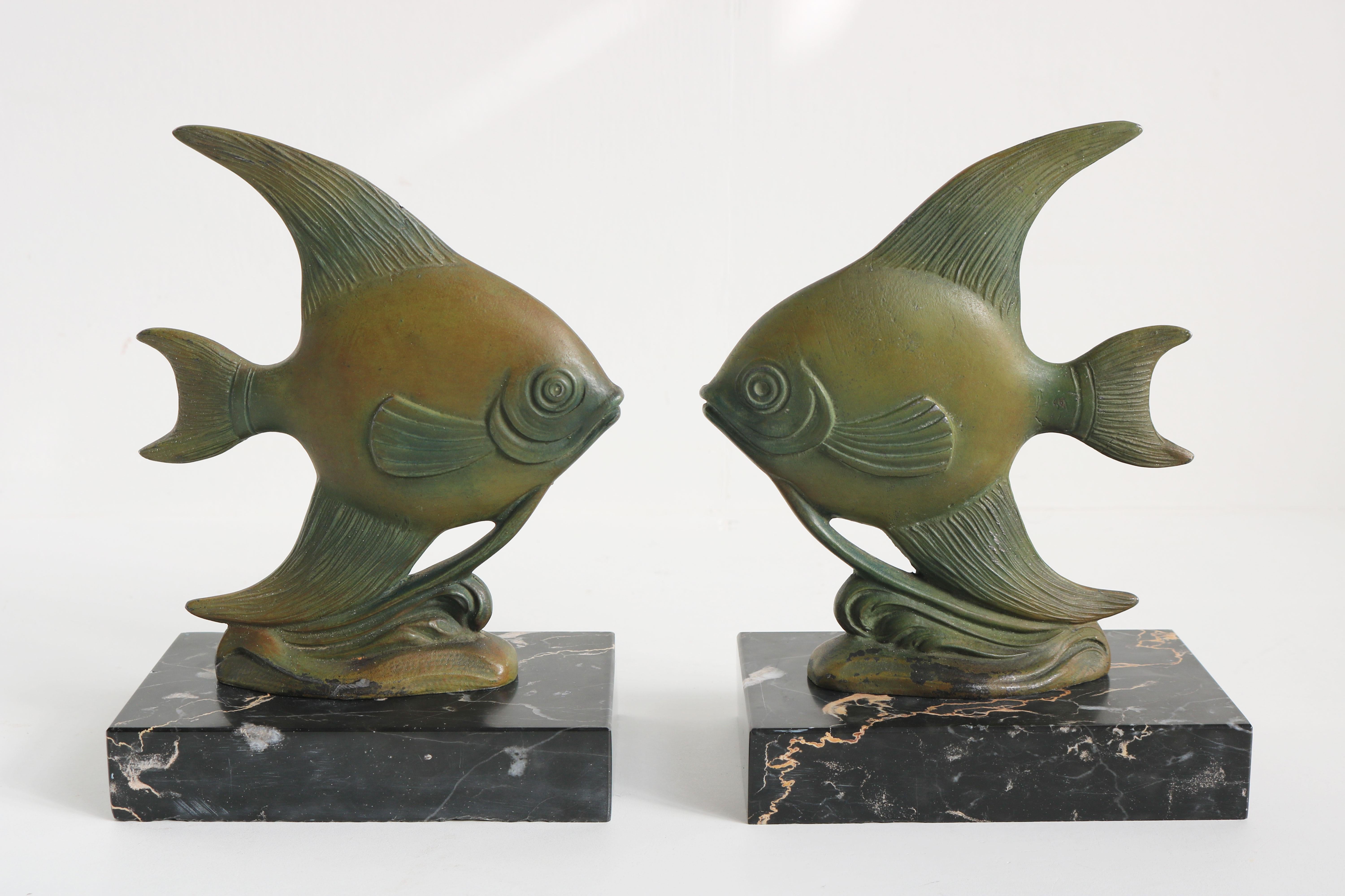 Serre-livres Art Déco français ancien poisson d'anges en marbre noir Spelter Moonfish 1930 en vente 1