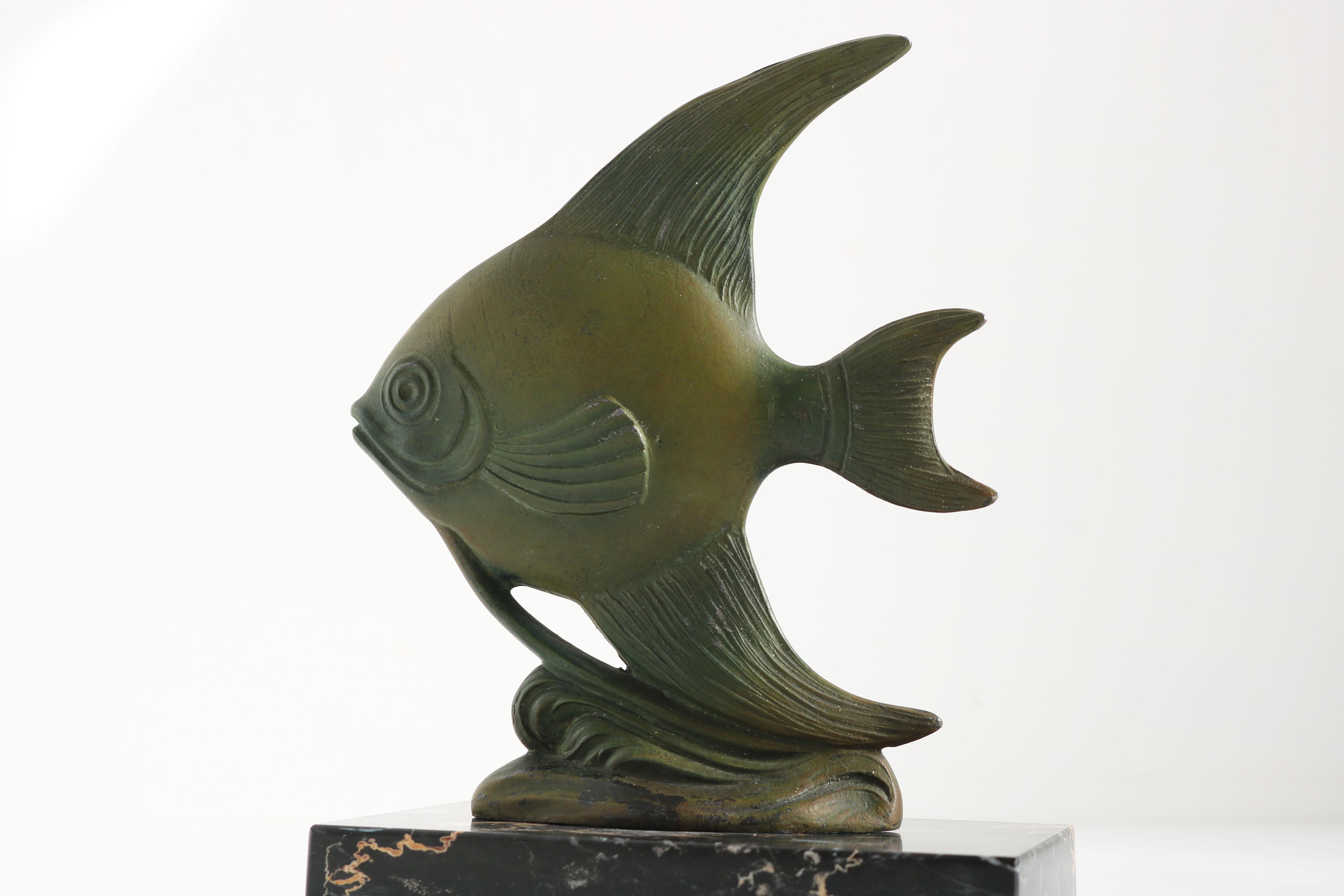 Antike französische Art-déco-Buchstützen Angelfish 1930 Schwarzer Marmor Spelter Mondfisch (Art déco) im Angebot