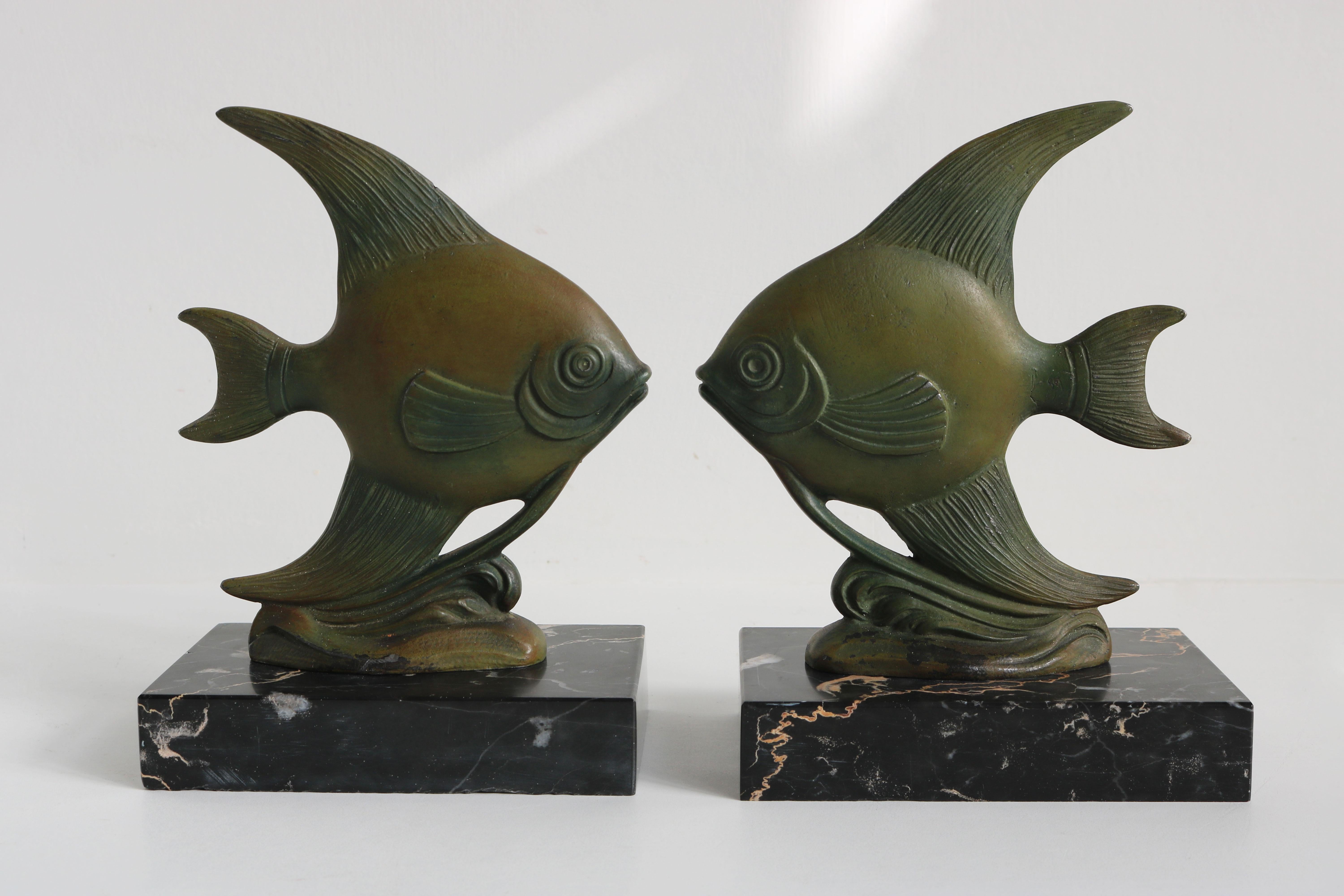 Antike französische Art-déco-Buchstützen Angelfish 1930 Schwarzer Marmor Spelter Mondfisch im Zustand „Gut“ im Angebot in Ijzendijke, NL