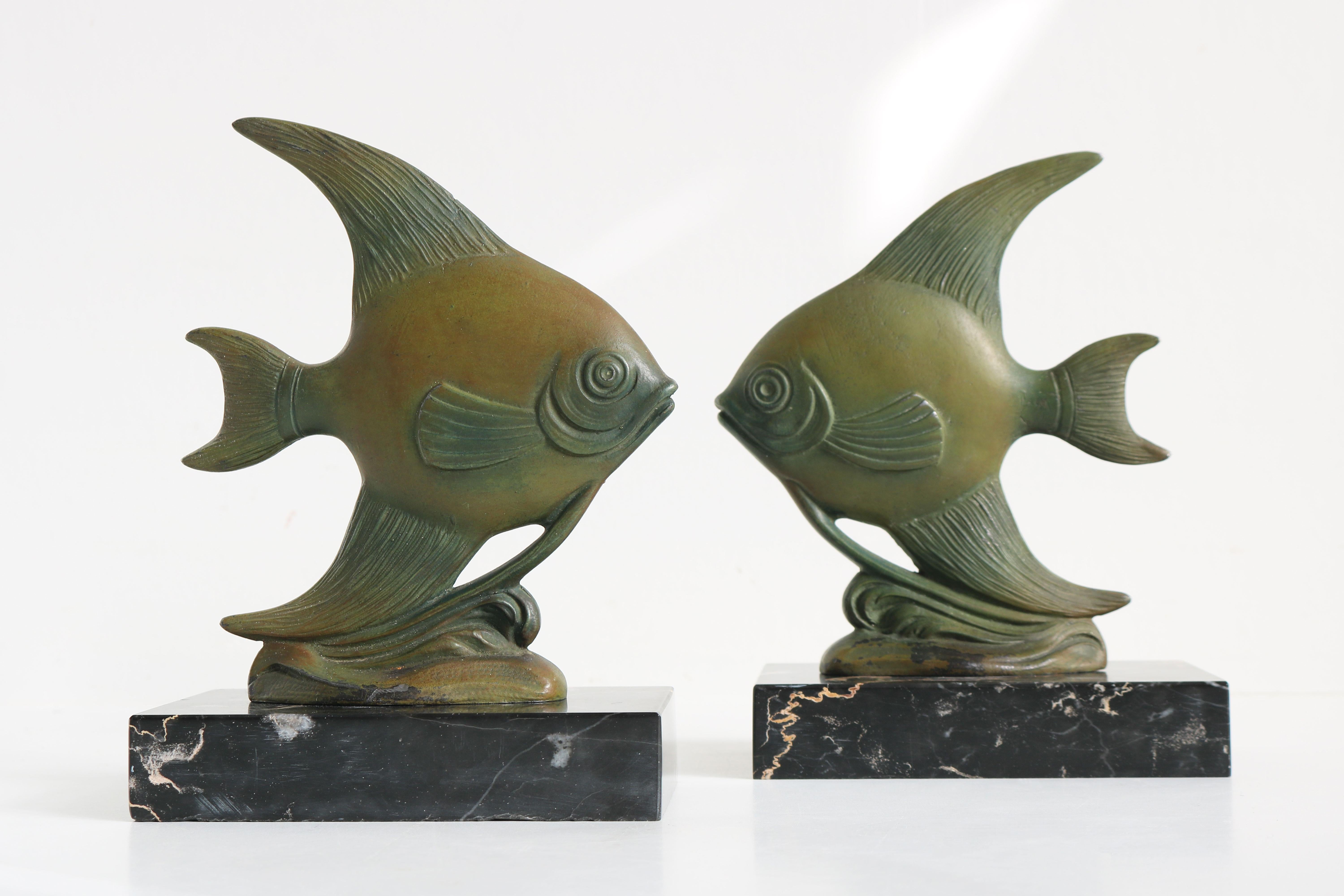 Français Serre-livres Art Déco français ancien poisson d'anges en marbre noir Spelter Moonfish 1930 en vente