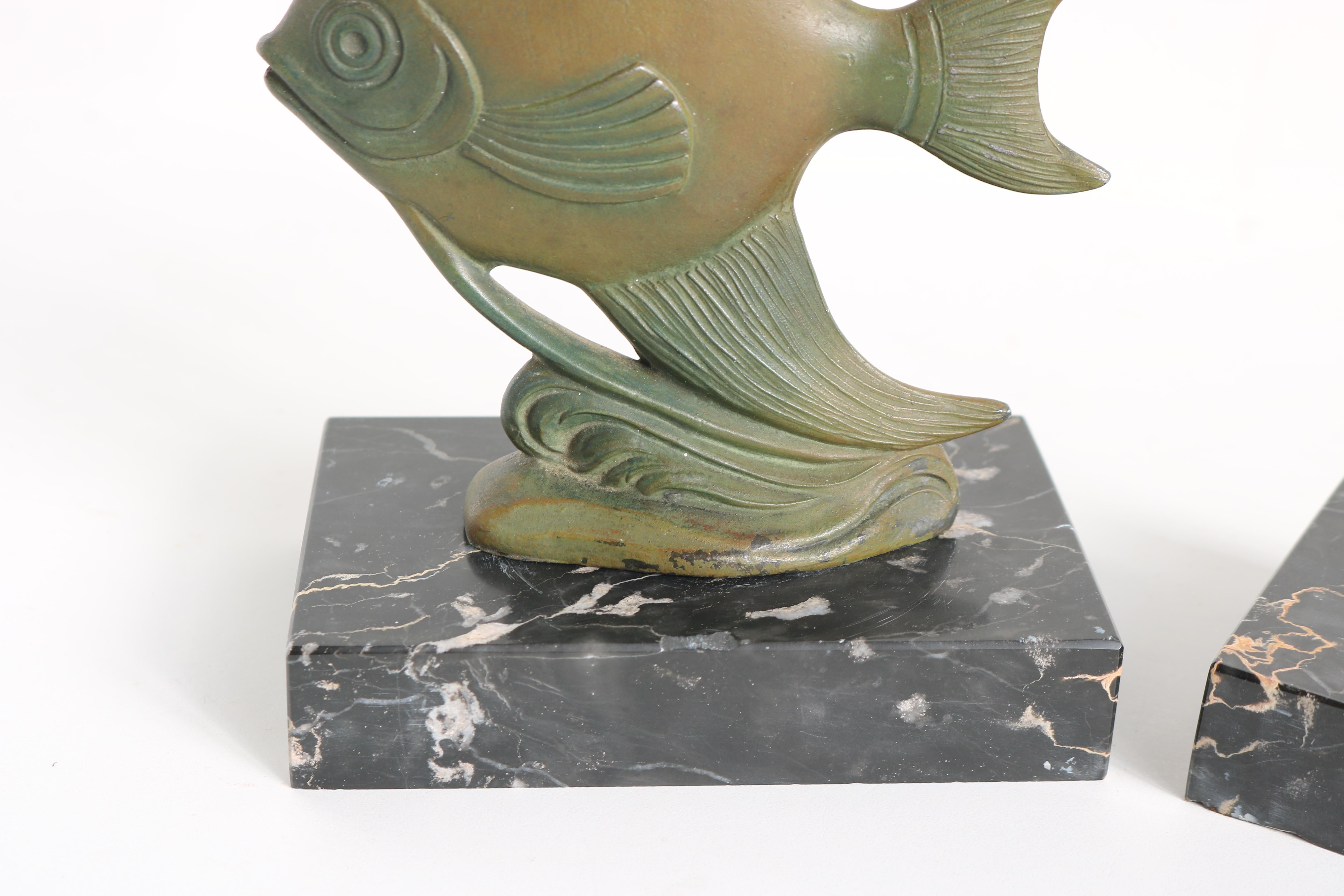 Serre-livres Art Déco français ancien poisson d'anges en marbre noir Spelter Moonfish 1930 Bon état - En vente à Ijzendijke, NL