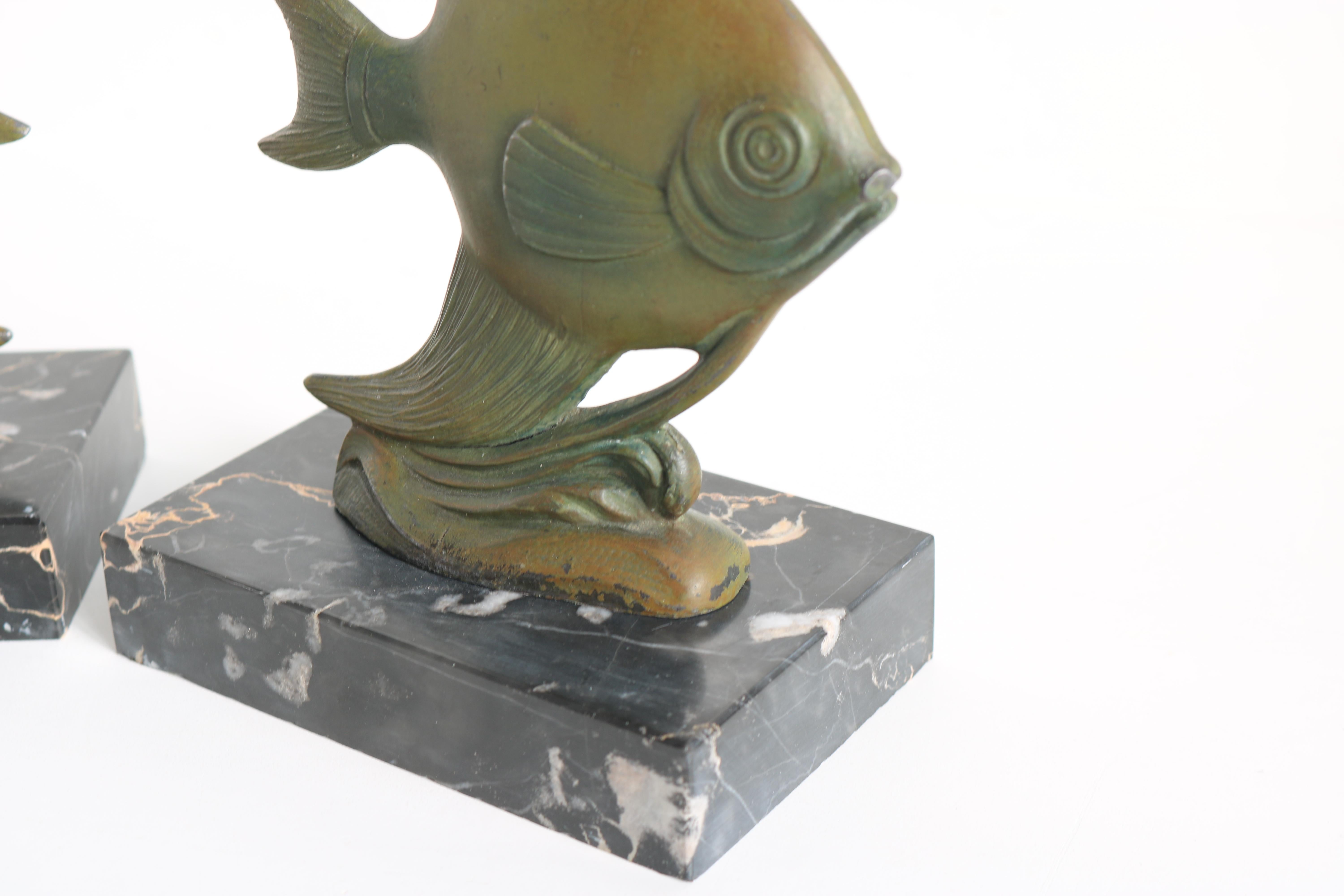 Milieu du XXe siècle Serre-livres Art Déco français ancien poisson d'anges en marbre noir Spelter Moonfish 1930 en vente