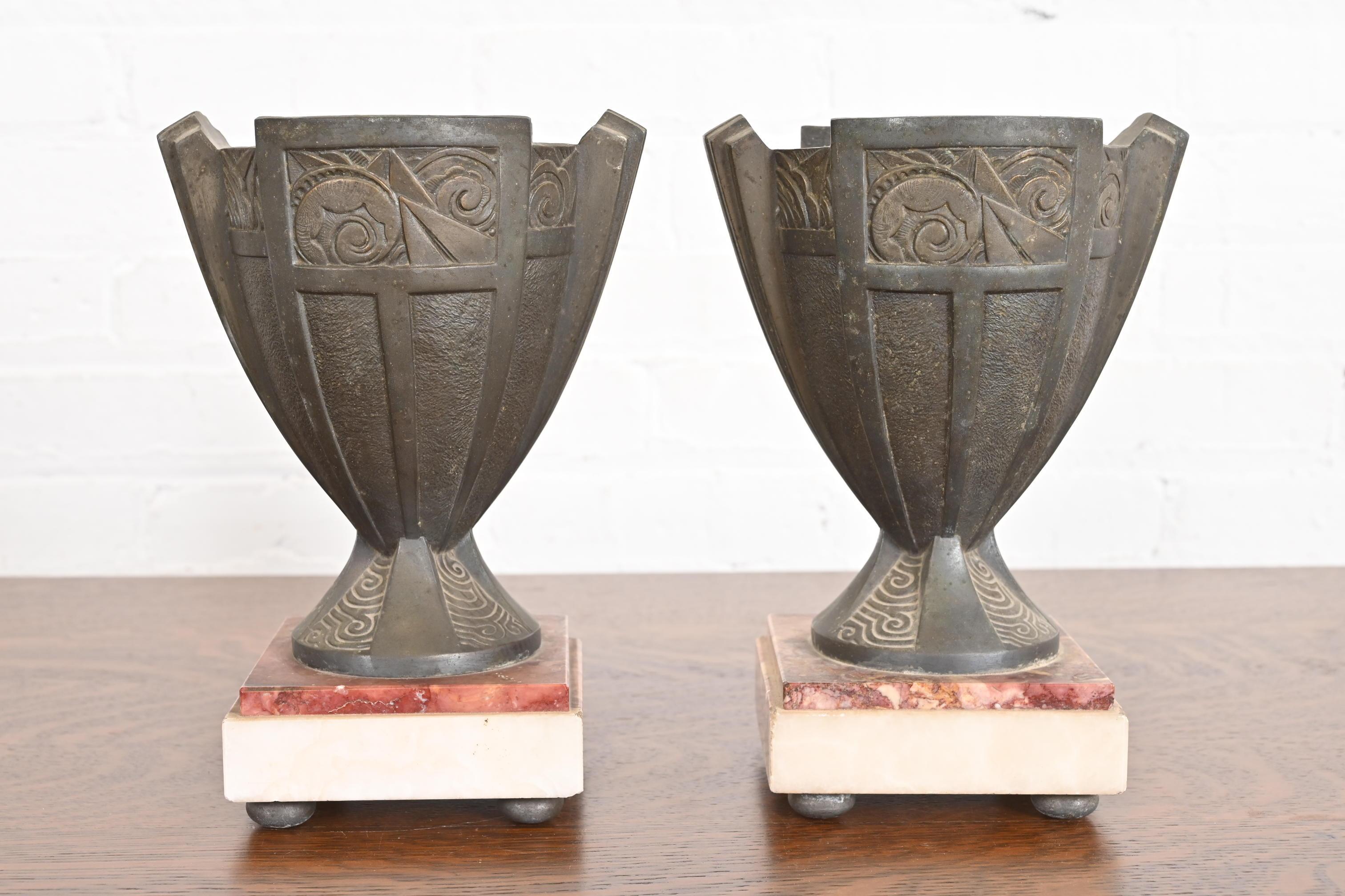 Magnifique paire d'urnes ou de vases anciens en bronze et marbre de style Art Déco.

France, Vers 1920

Chacune mesure : 6,75 
