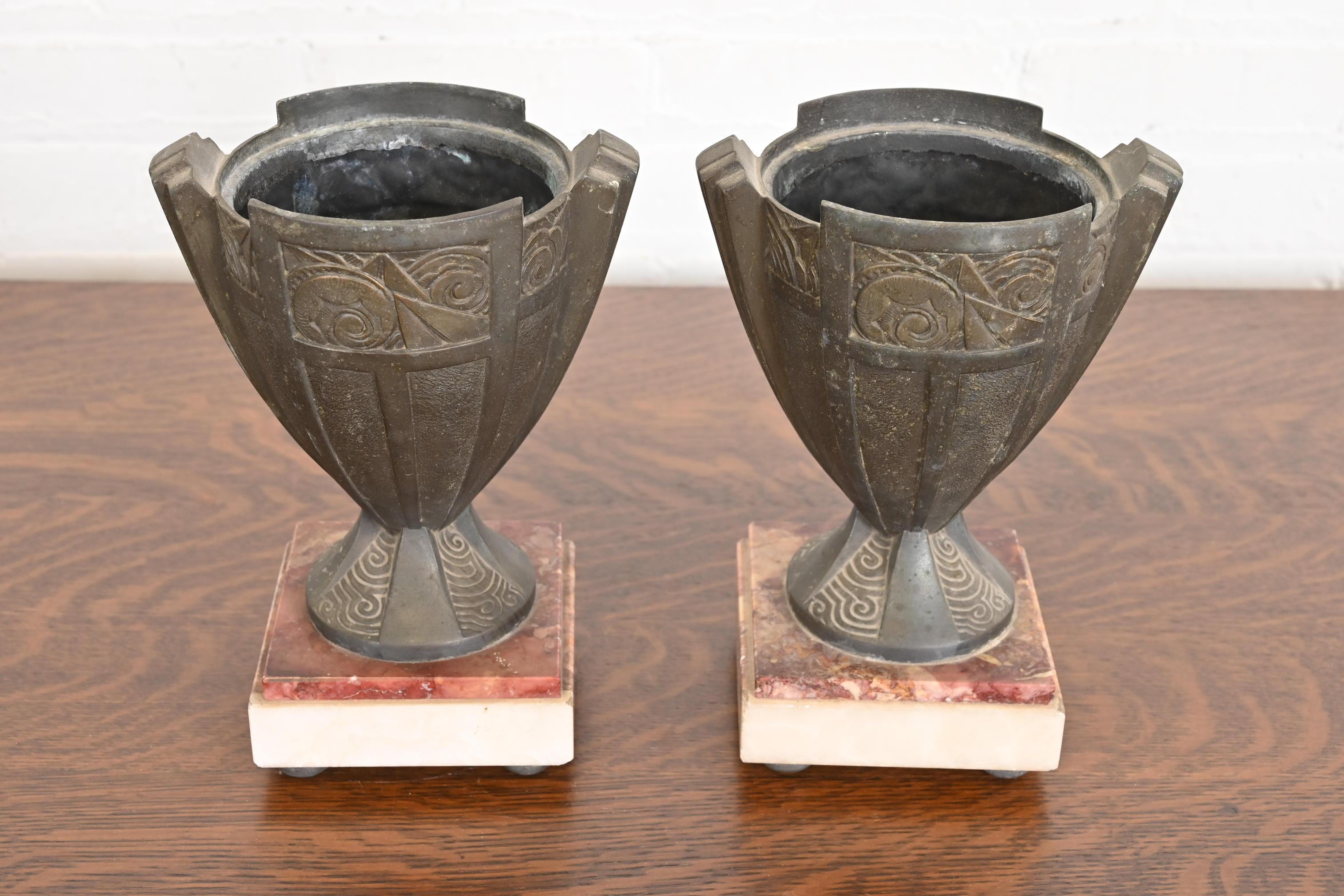 Art déco Urnes ou vases en bronze et marbre, Antique French Art Deco, Circa 1920s en vente