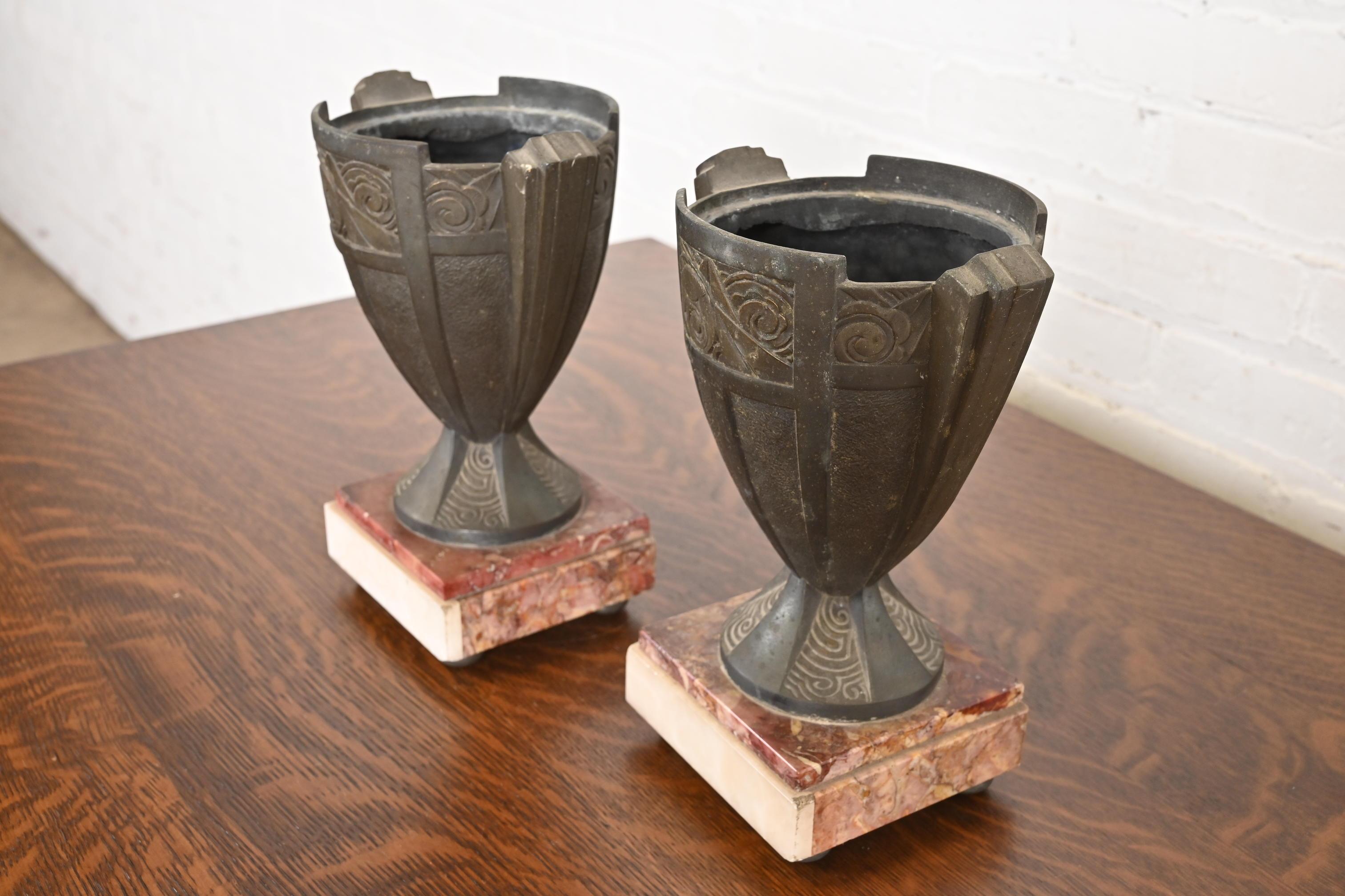 Français Urnes ou vases en bronze et marbre, Antique French Art Deco, Circa 1920s en vente