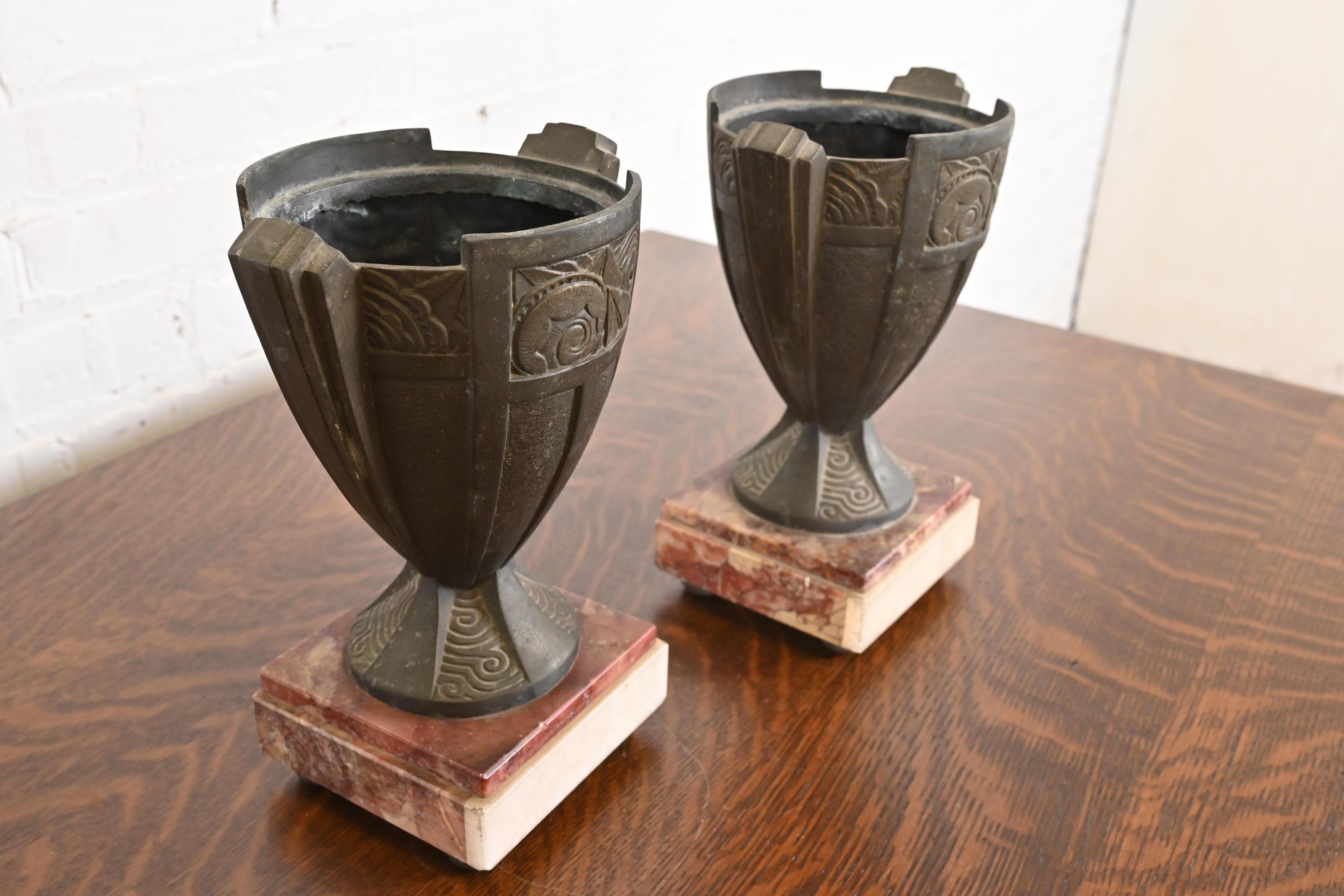 Urnes ou vases en bronze et marbre, Antique French Art Deco, Circa 1920s Bon état - En vente à South Bend, IN
