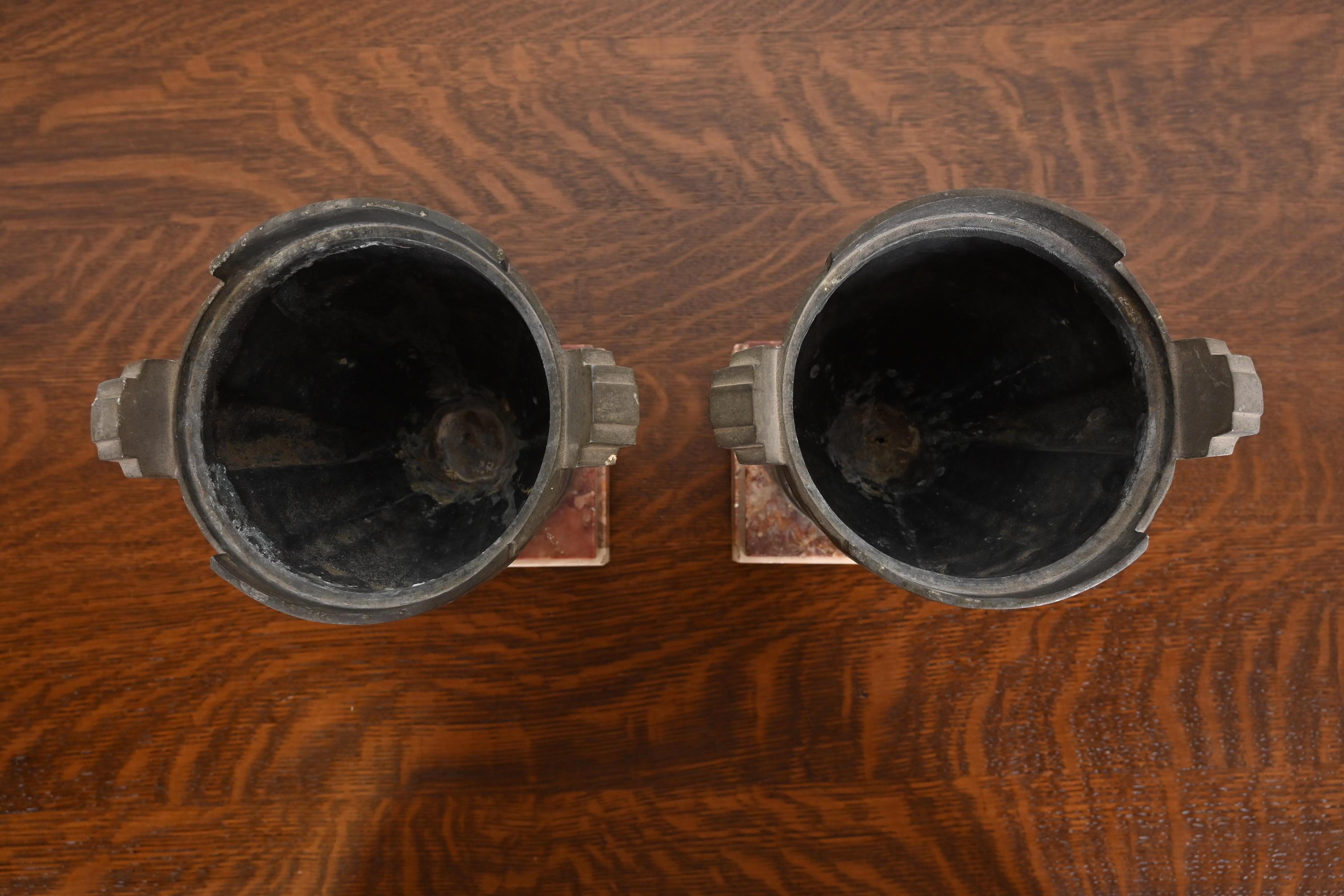 Début du 20ème siècle Urnes ou vases en bronze et marbre, Antique French Art Deco, Circa 1920s en vente