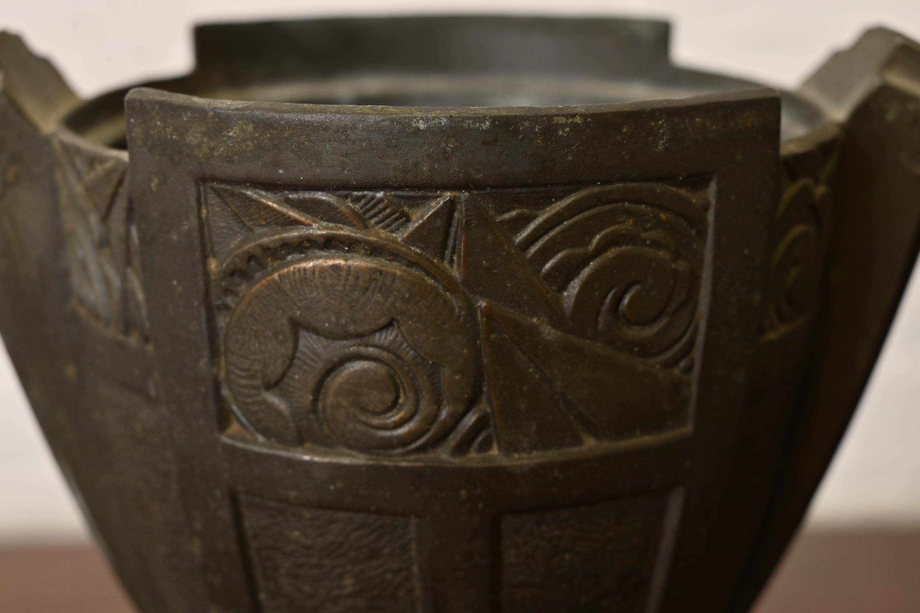 Bronze Urnes ou vases en bronze et marbre, Antique French Art Deco, Circa 1920s en vente
