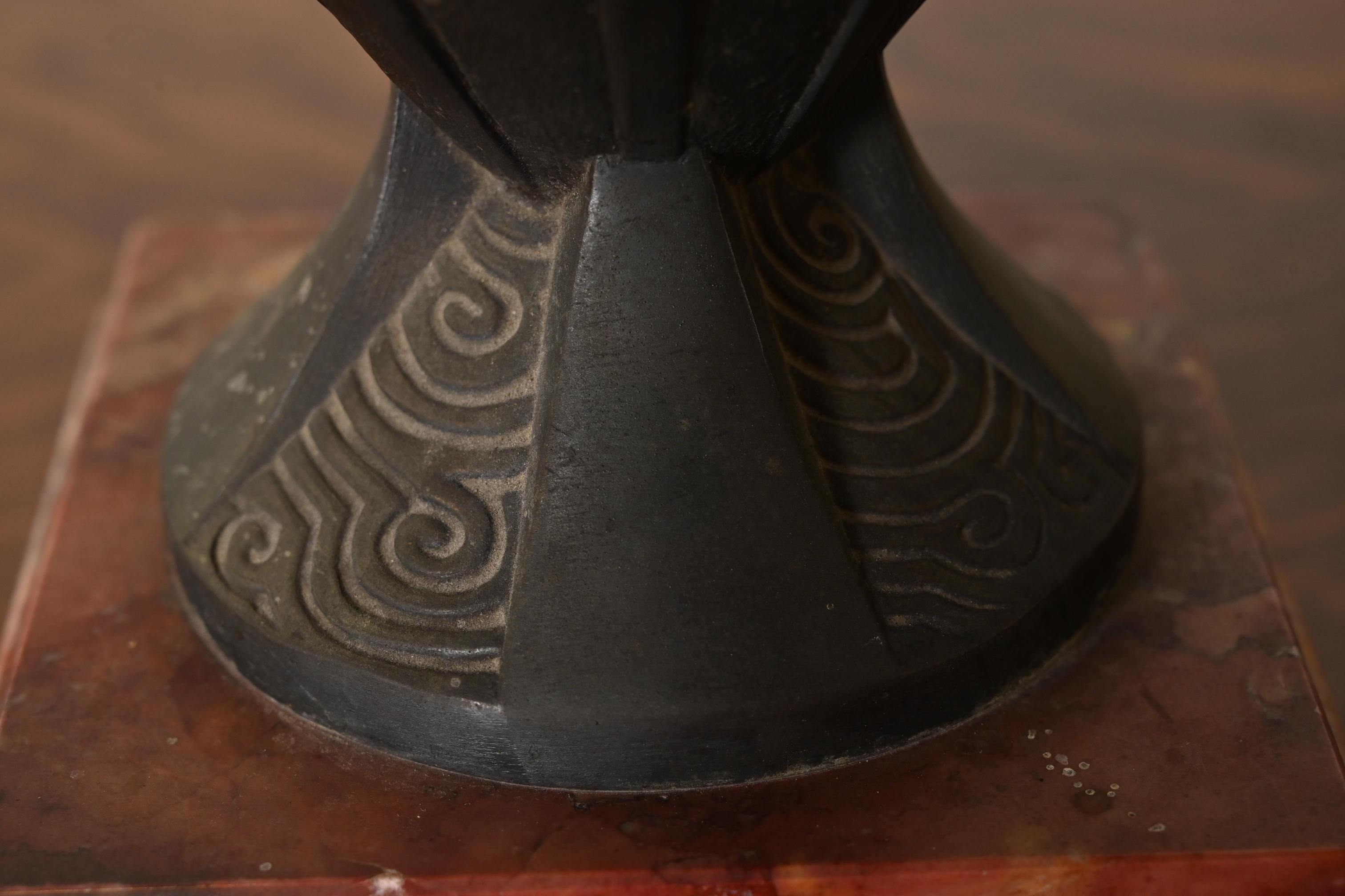 Urnes ou vases en bronze et marbre, Antique French Art Deco, Circa 1920s en vente 1