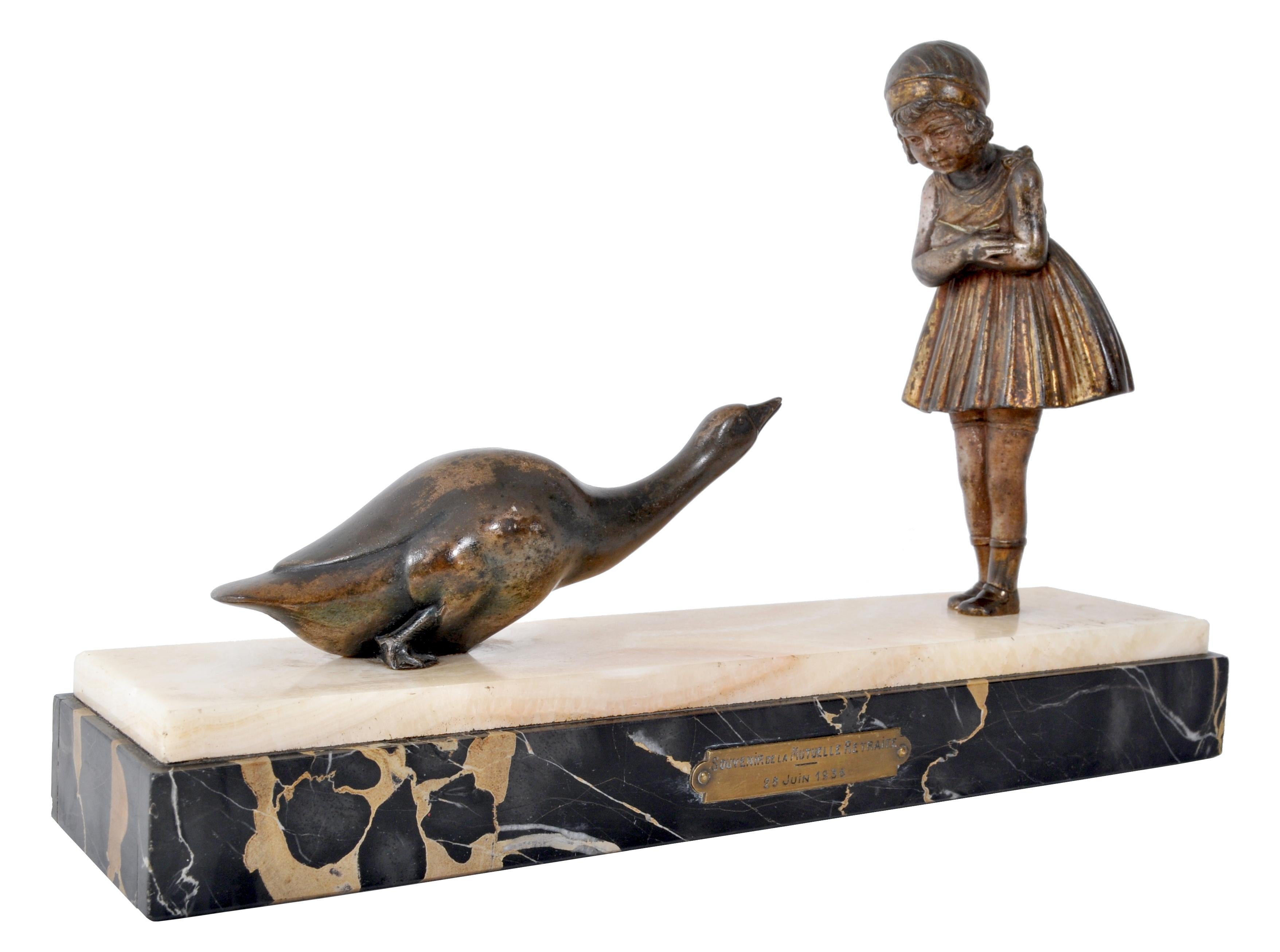 Antique French Art Deco bronze figural group / statue, Demetre Haralamb Chiparus (1886-1947), 1930s. The bronze showing a whimsical scene of a pretty young girl and an inquisitive goose. The bronzed figures mounted on a white Carrara marble and