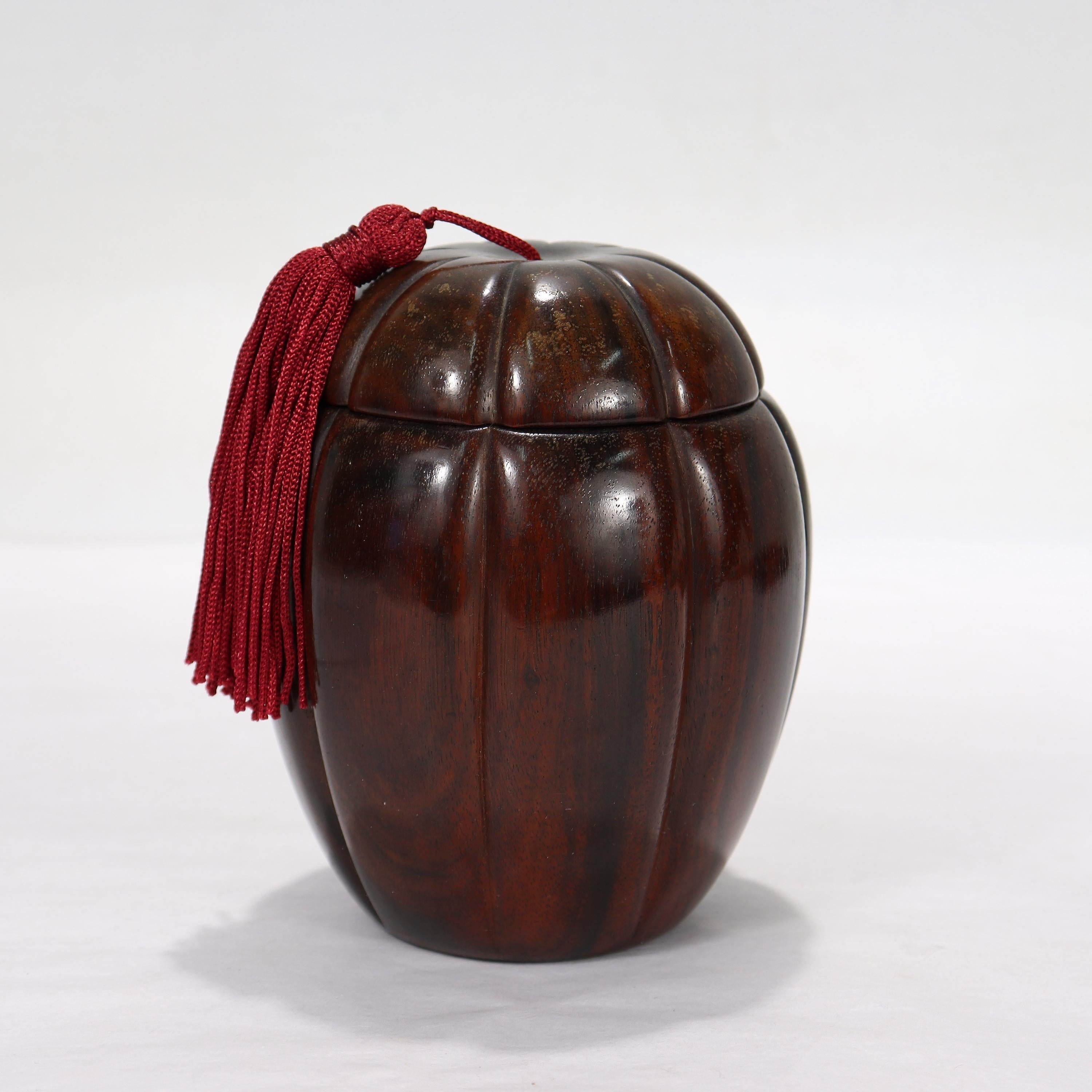 Une belle boîte ou jarre ancienne en ébène de style Diptych Fine Arts.

Par Cardeilhac, Paris.

Corps en forme de melon sculpté et couvercle en forme.

En ébène de Macassar.

Marqué à la base pour Cardeilhac Paris.

Il s'agit tout