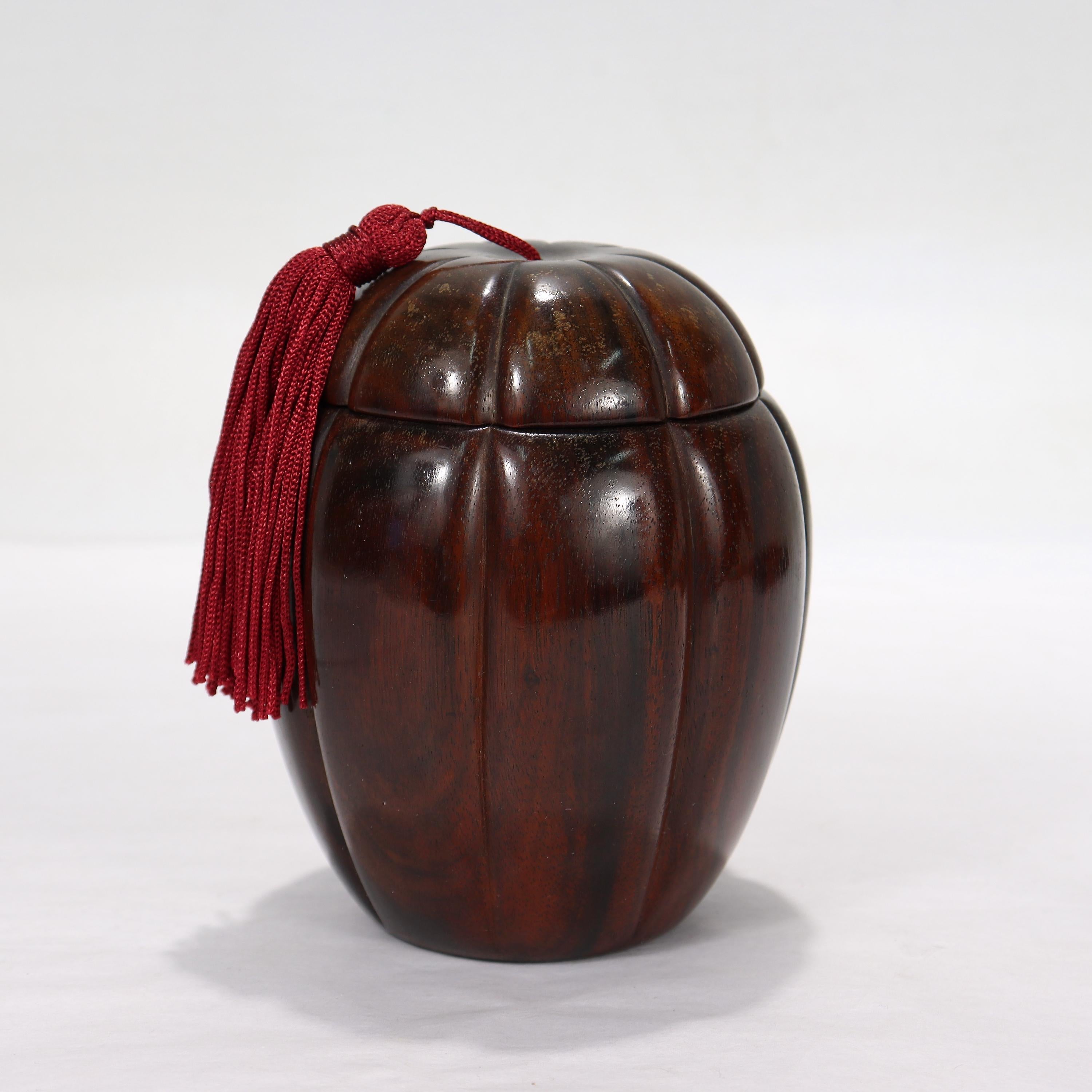 Un'antica scatola o vaso in ebano Art Deco.

Di Cardeilhac, Parigi.

Con un corpo intagliato a forma di melone e un coperchio conformato.

In ebano Macassar.

Marcato alla base per Cardeilhac Paris.

Semplicemente uno squisito cofanetto