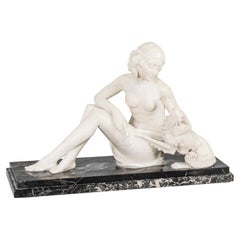 Sculpture Art Déco française ancienne en marbre de Carrare représentant une jeune fille allongée:: 1920s