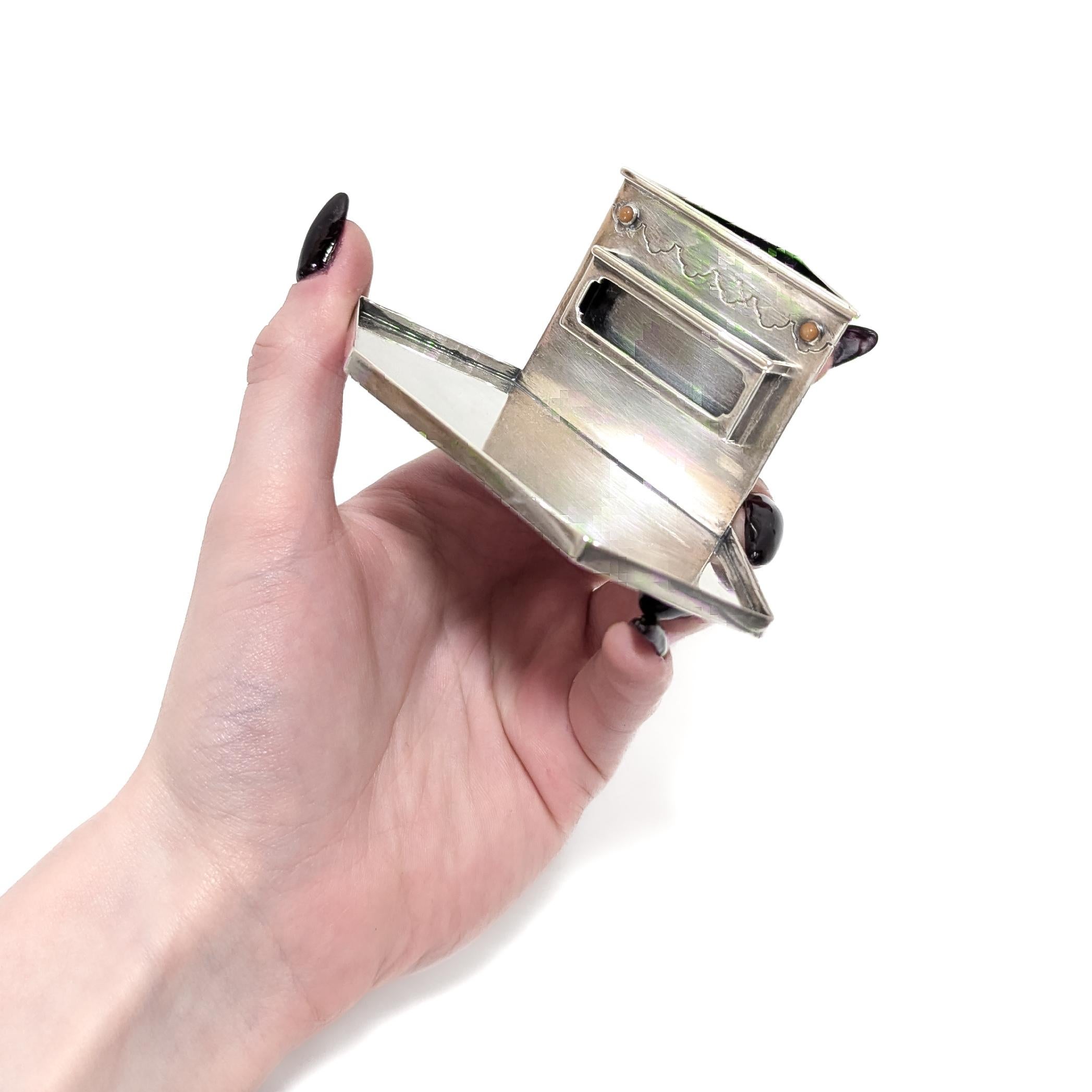 Un raffinato porta fiammiferi d'epoca in stile Art Déco francese.

In argento sterling.

Di Cartier.

Con una struttura triangolare aperta per riporre i fiammiferi, una fessura nella parte anteriore per una pietra focaia e un ampio vassoio esagonale
