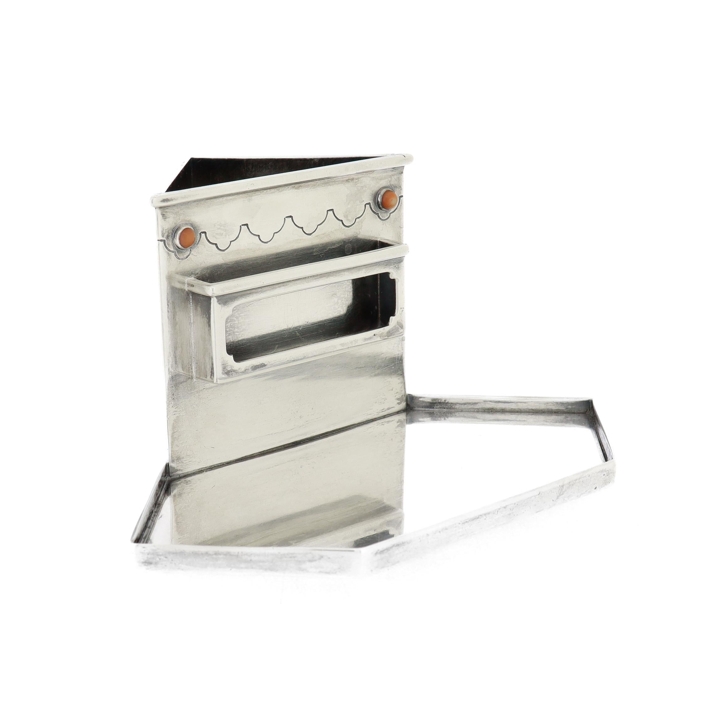 Antique French Art Deco Cartier in argento sterling e corallo cabochon Portafiammiferi In condizioni buone in vendita a Philadelphia, PA