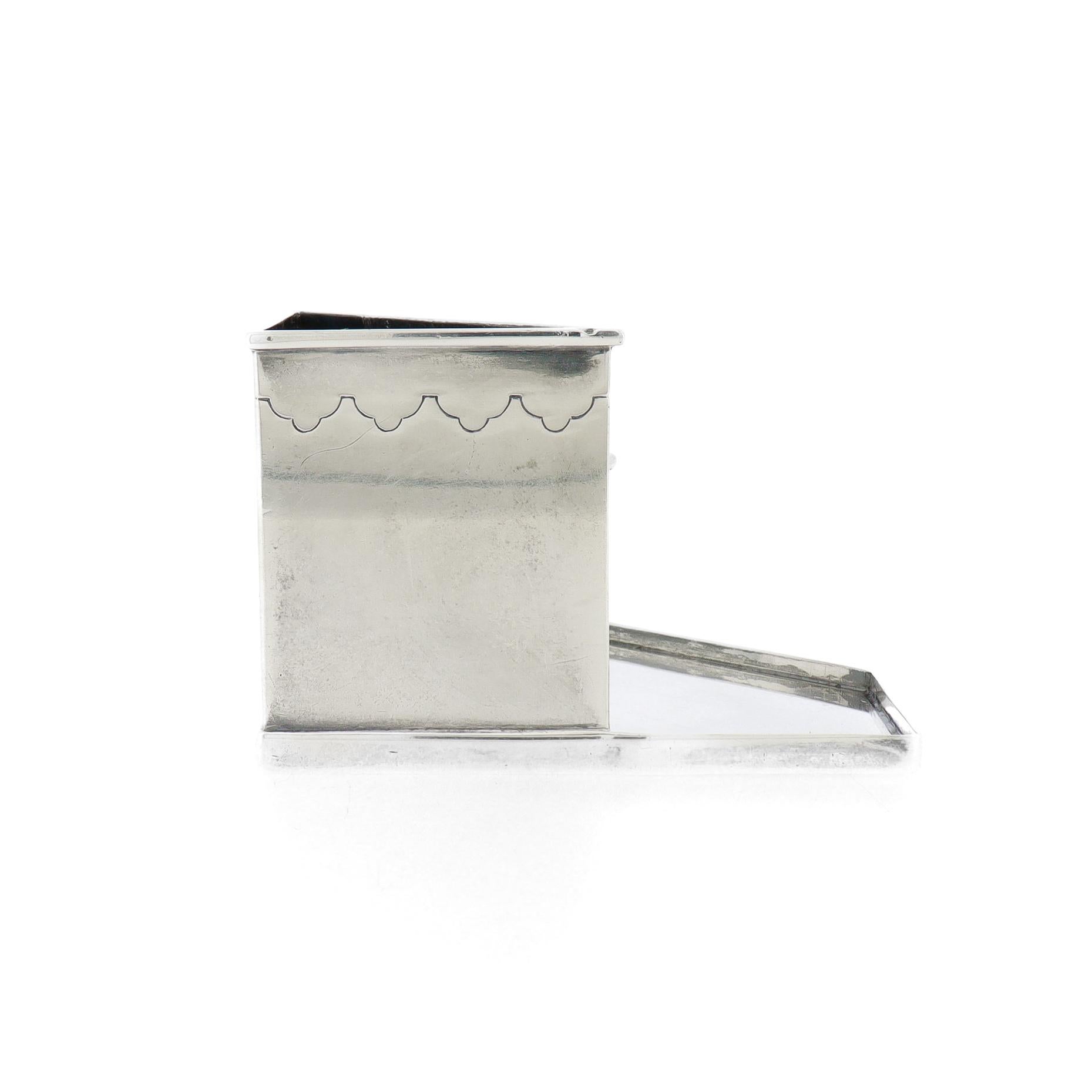 Argento 925 Antique French Art Deco Cartier in argento sterling e corallo cabochon Portafiammiferi in vendita