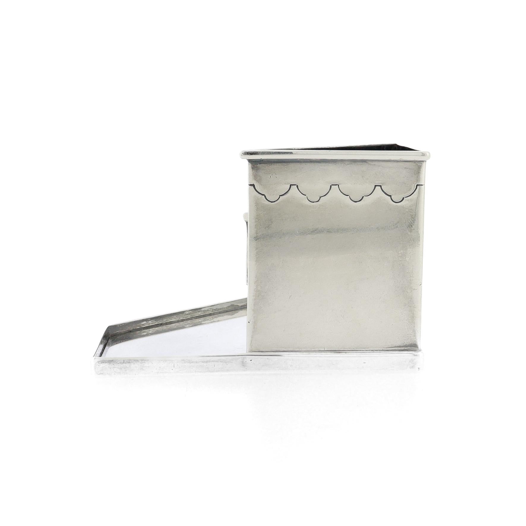 Antique French Art Deco Cartier in argento sterling e corallo cabochon Portafiammiferi in vendita 1