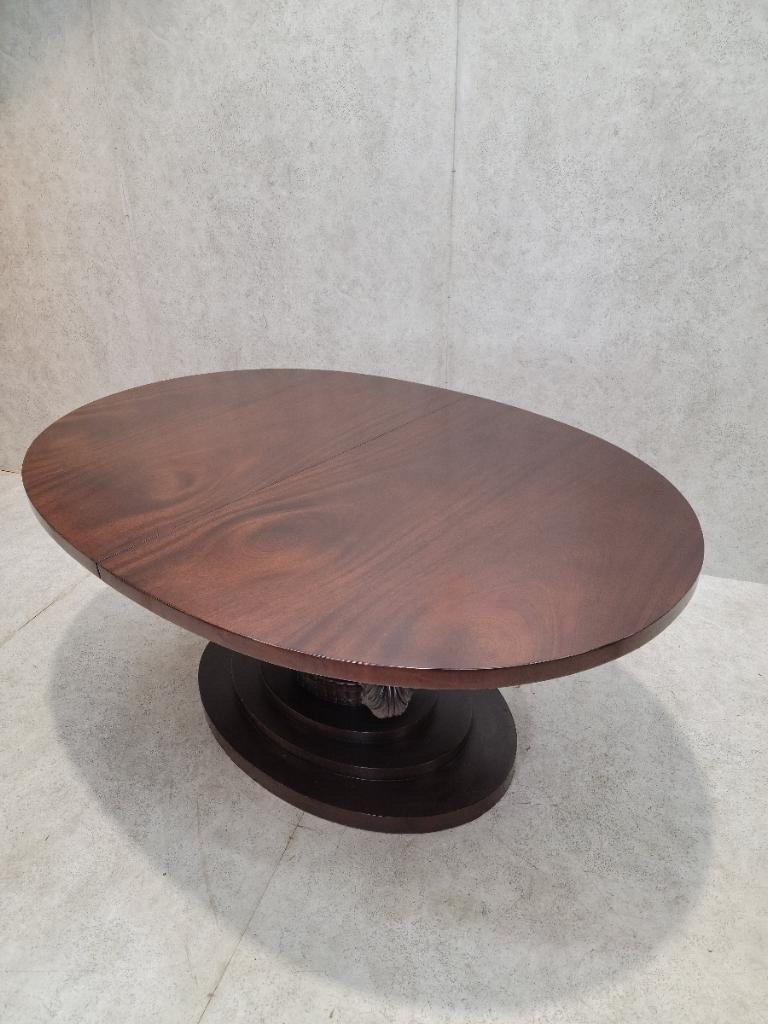 Antique French Art Deco Carved Acanthus Leaf Oval Dining Table In Good Condition For Sale In Chicago, IL