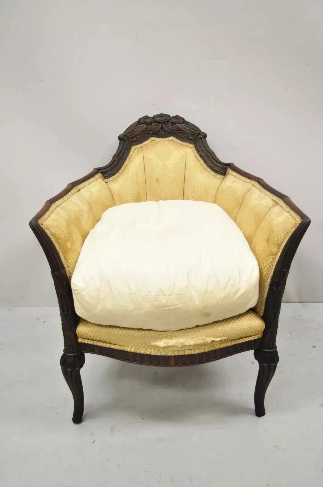 Antike Französisch Art Deco geschnitzt Nussbaum geflügelte Parlor Club Chair. Artikel verfügt über eine einzigartige geschnitzte Walnuss formschöne Rahmen, konische Beine, floral geschnitzten Giebel, sehr schöne antike Element, großen Stil und Form.