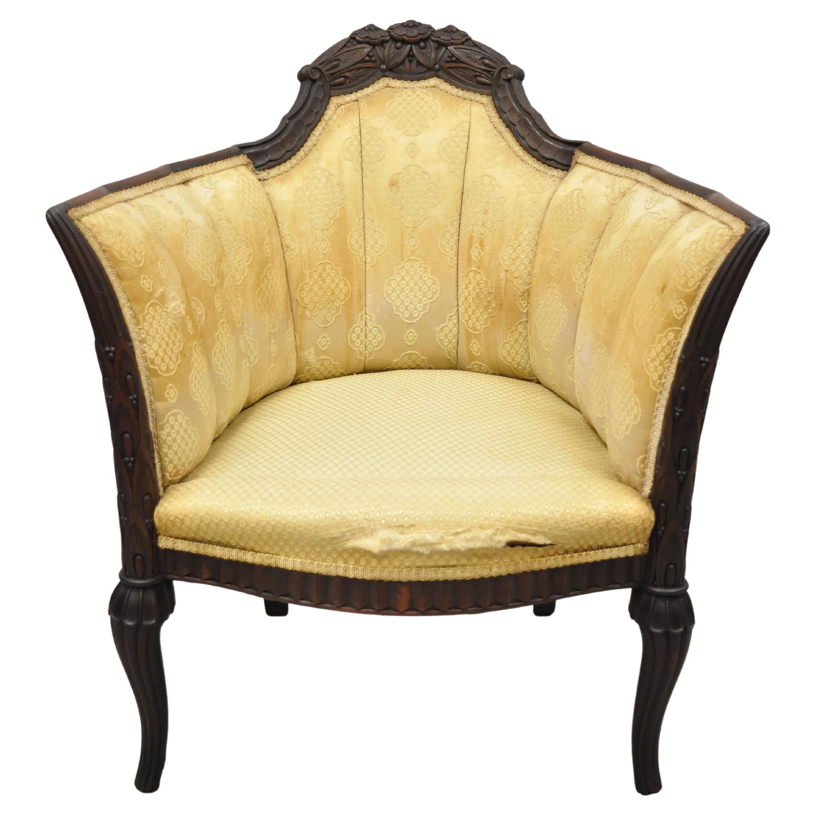 Antiker französischer Art-déco-Sessel aus geschnitztem Nussbaumholz mit Flügeln, Club Lounge Parlor