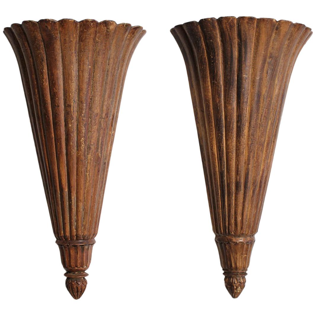 Antike französische Art-Déco-Wandregale aus geschnitztem Holz, Wandleuchter im Angebot