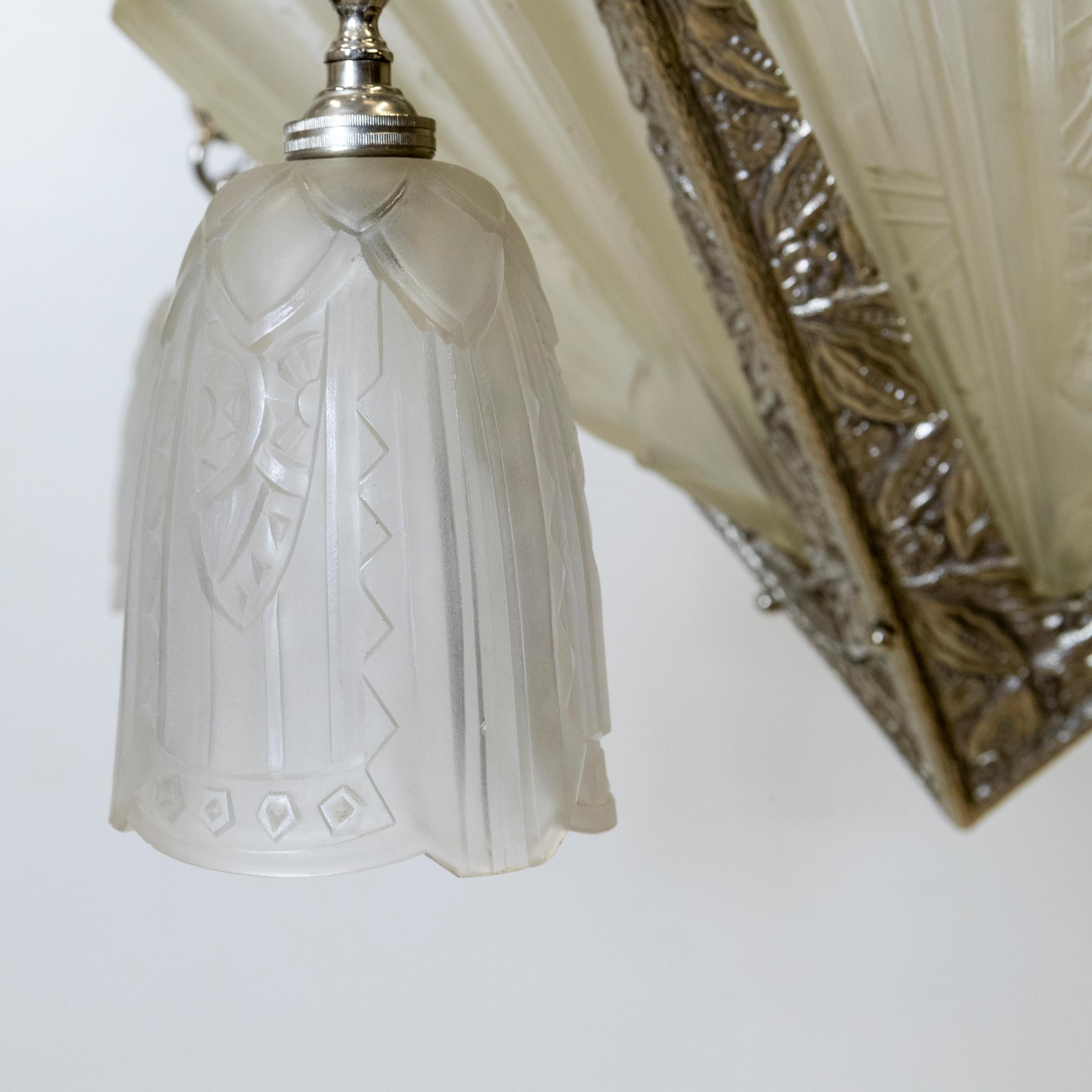 Metà XX secolo Antico lampadario in vetro francese Art Deco Célestin Jamain  Frontisi in vendita