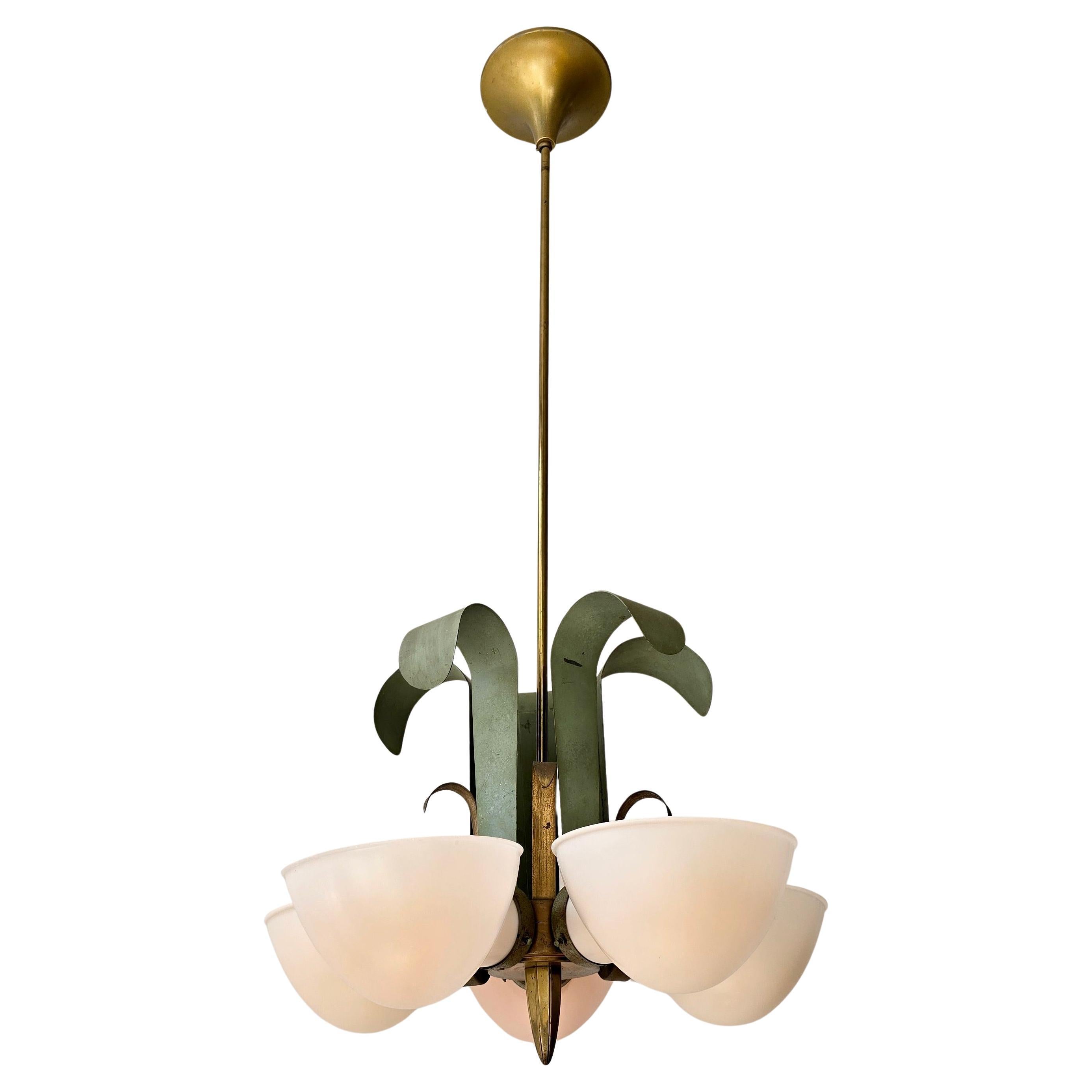 Antique French Art Deco Chandelier con 5 paralumi in vetro opalino rosa pallido, circa 1900-1920

Un raro ed elegante lampadario antico proveniente dalla Francia, realizzato intorno al 1900-1920 all'incrocio degli stili Art Nouveau e Art Deco.