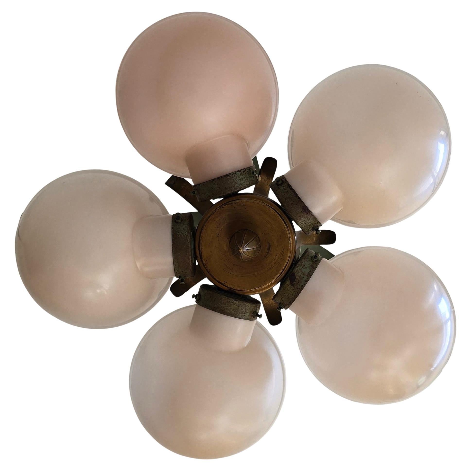 Francese Antique French Art Deco Chandelier con 5 paralumi in vetro opalino rosa pallido in vendita