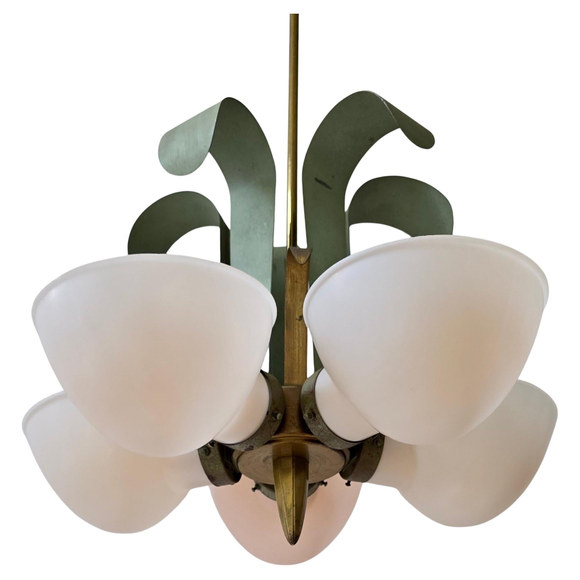 Antique French Art Deco Chandelier con 5 paralumi in vetro opalino rosa pallido in vendita
