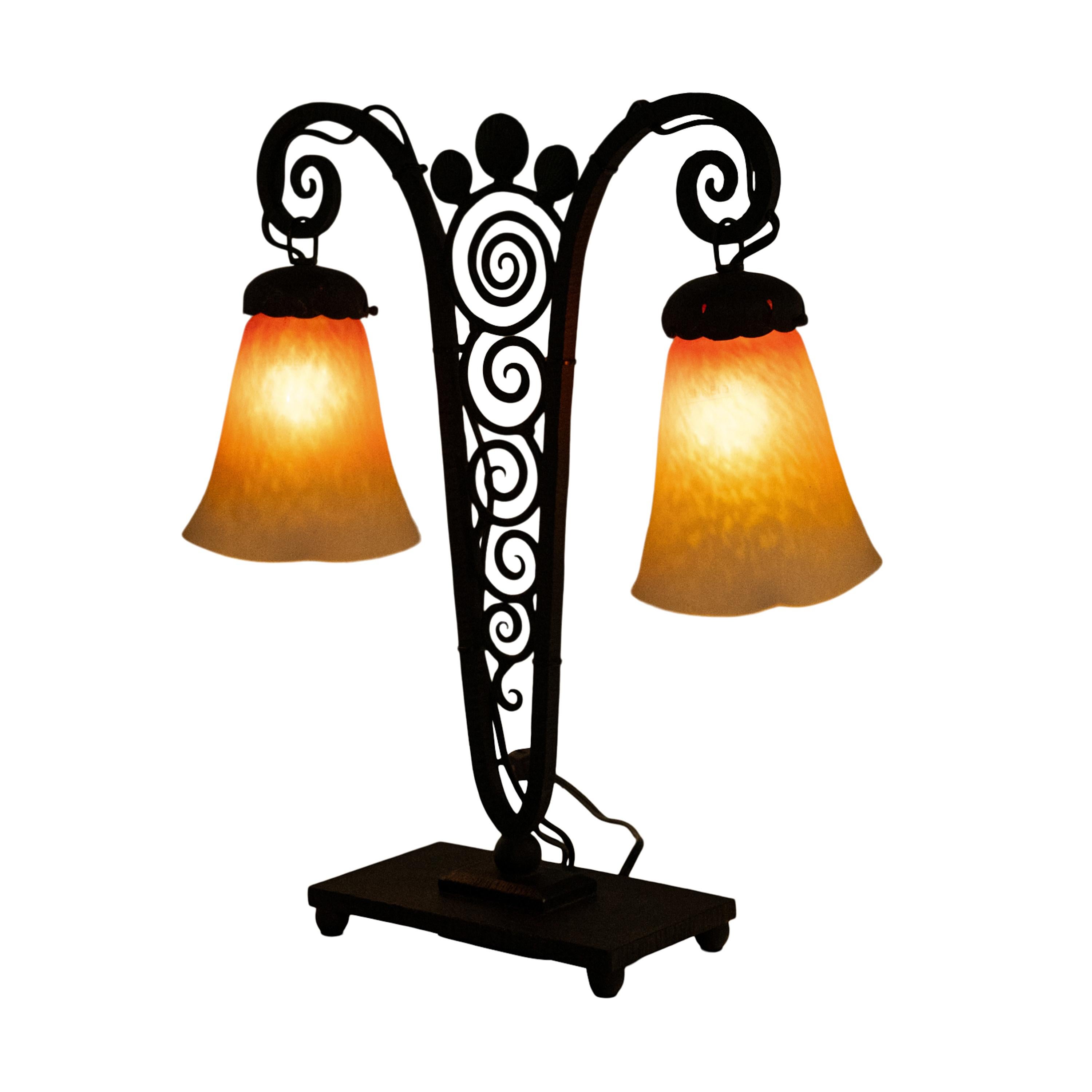 Antike französische Art-Déco-Lampe aus Charles Schneider-Kunstglas, Edgar Brandt, Eisen, 1920 im Zustand „Gut“ im Angebot in Portland, OR