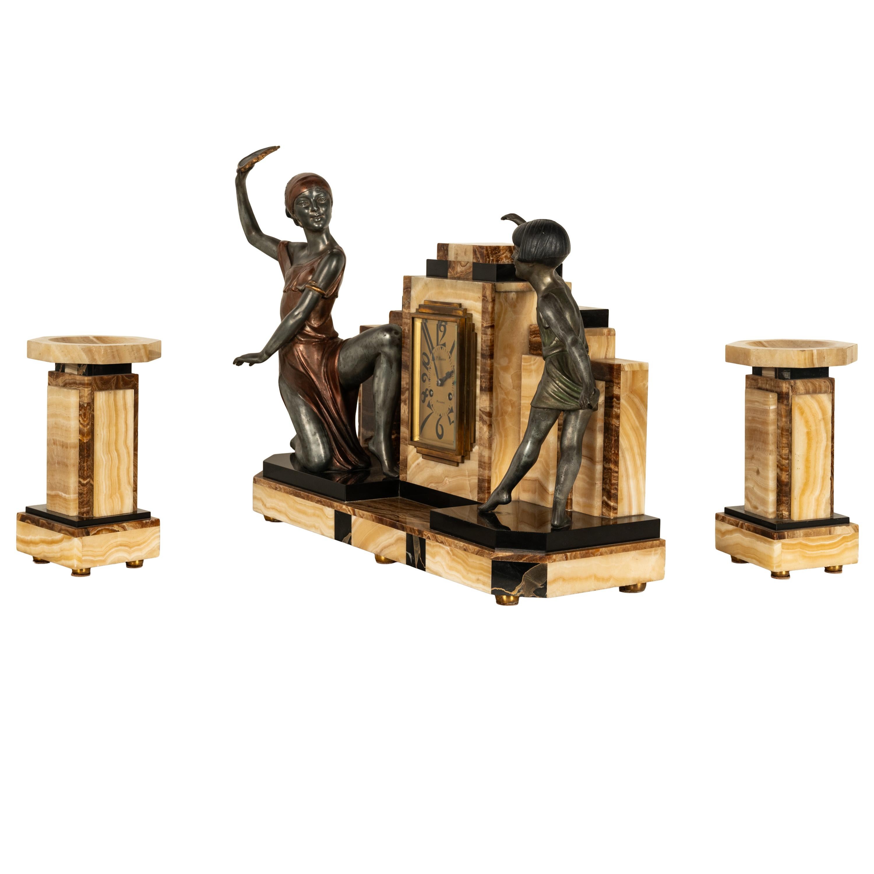 Antique French Art Deco Reloj Figural de Mármol Pintado en Frío Garniture 1925 Art Decó en venta