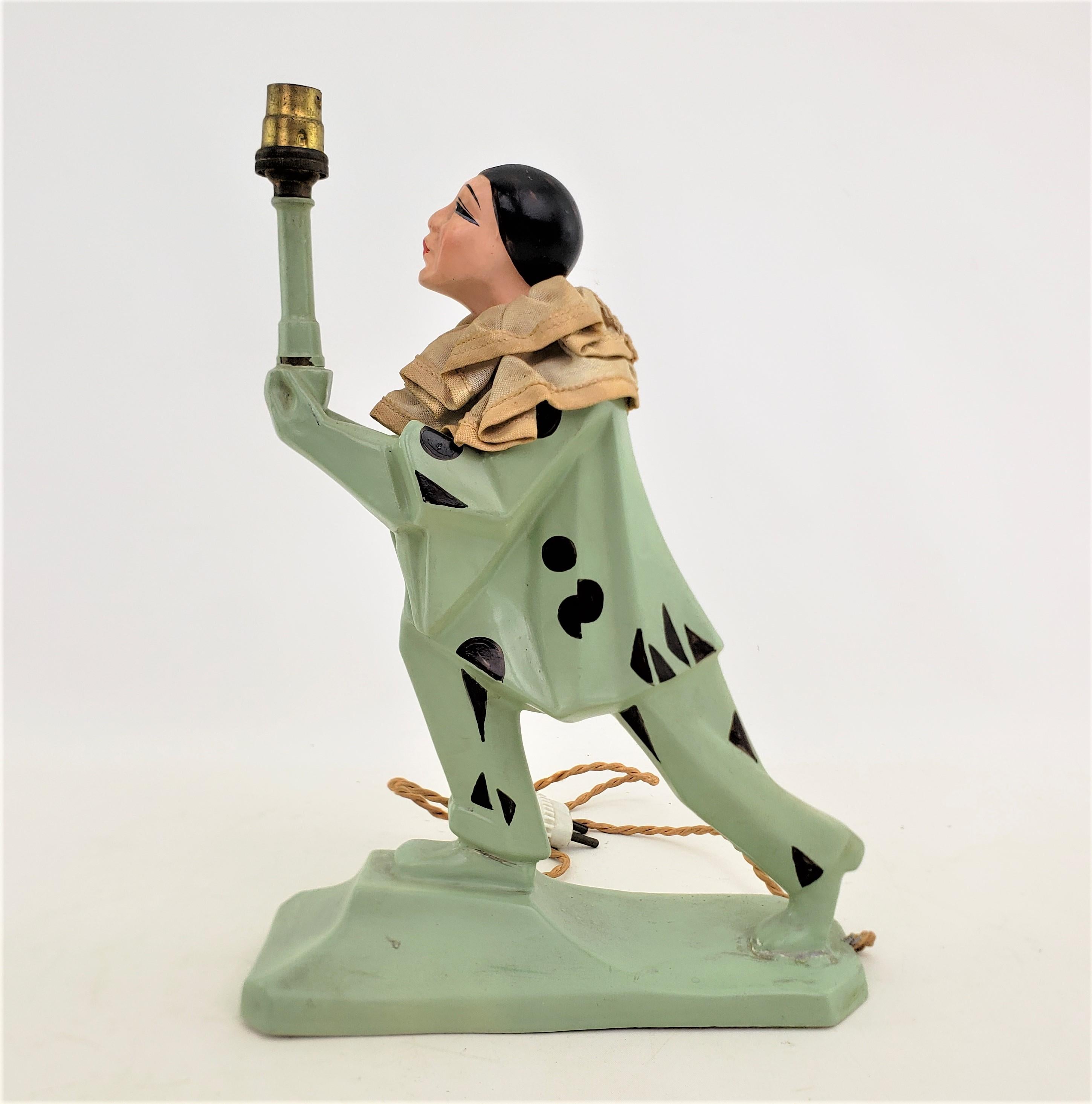 Français Ancienne lampe de table ou de boudoir cubiste française Art Déco, à arlequin ou clown figuratif en vente