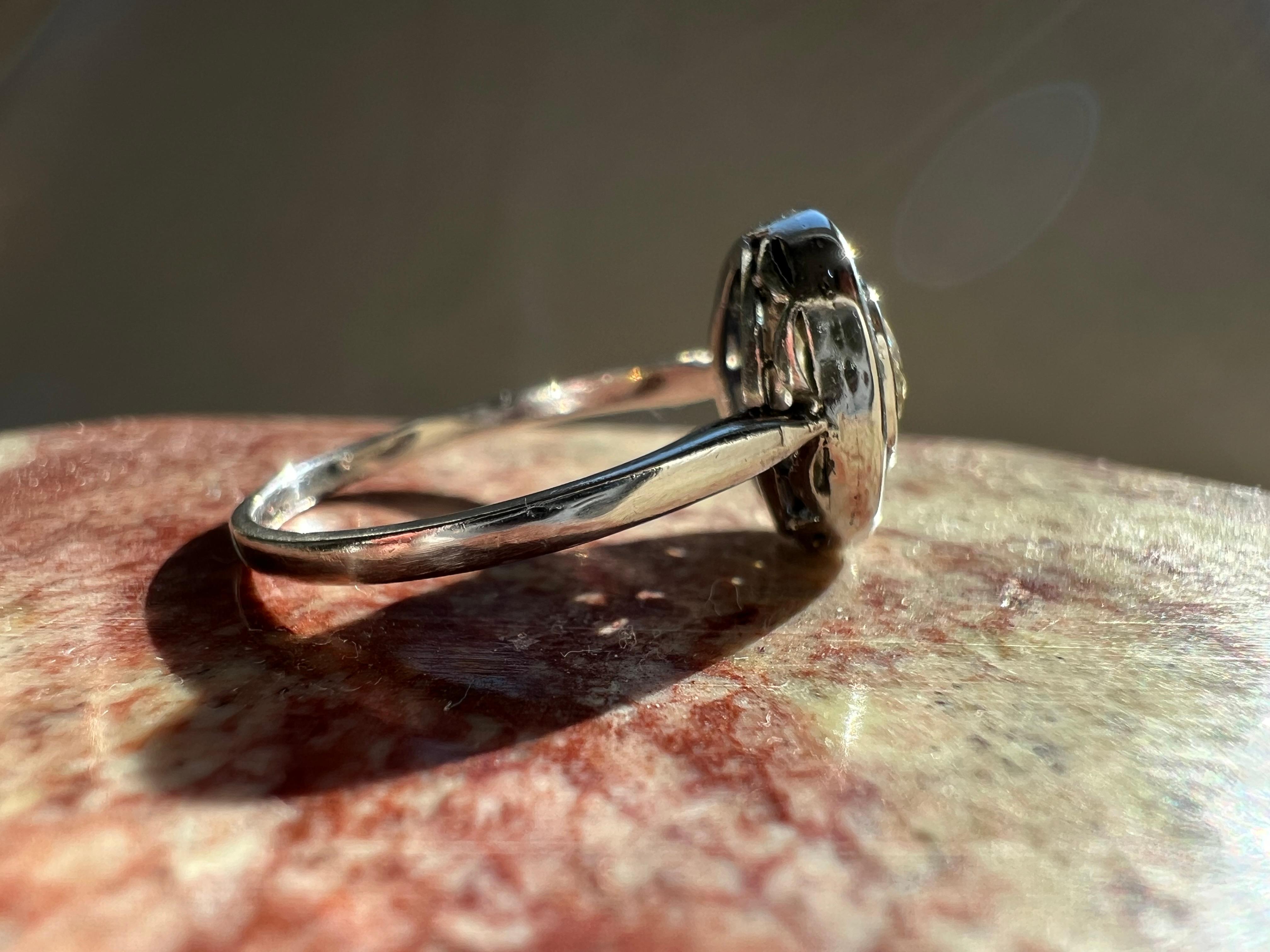 Dieser Ring ist ein Beispiel dafür, was es bedeutet, Art Deco zu sein. Der Ring wurde in Frankreich zur Zeit des Art déco (1920er Jahre) hergestellt. Es gibt viele Reproduktionen, die den Stil dieser Zeit kopieren; dieser Ring gehört nicht