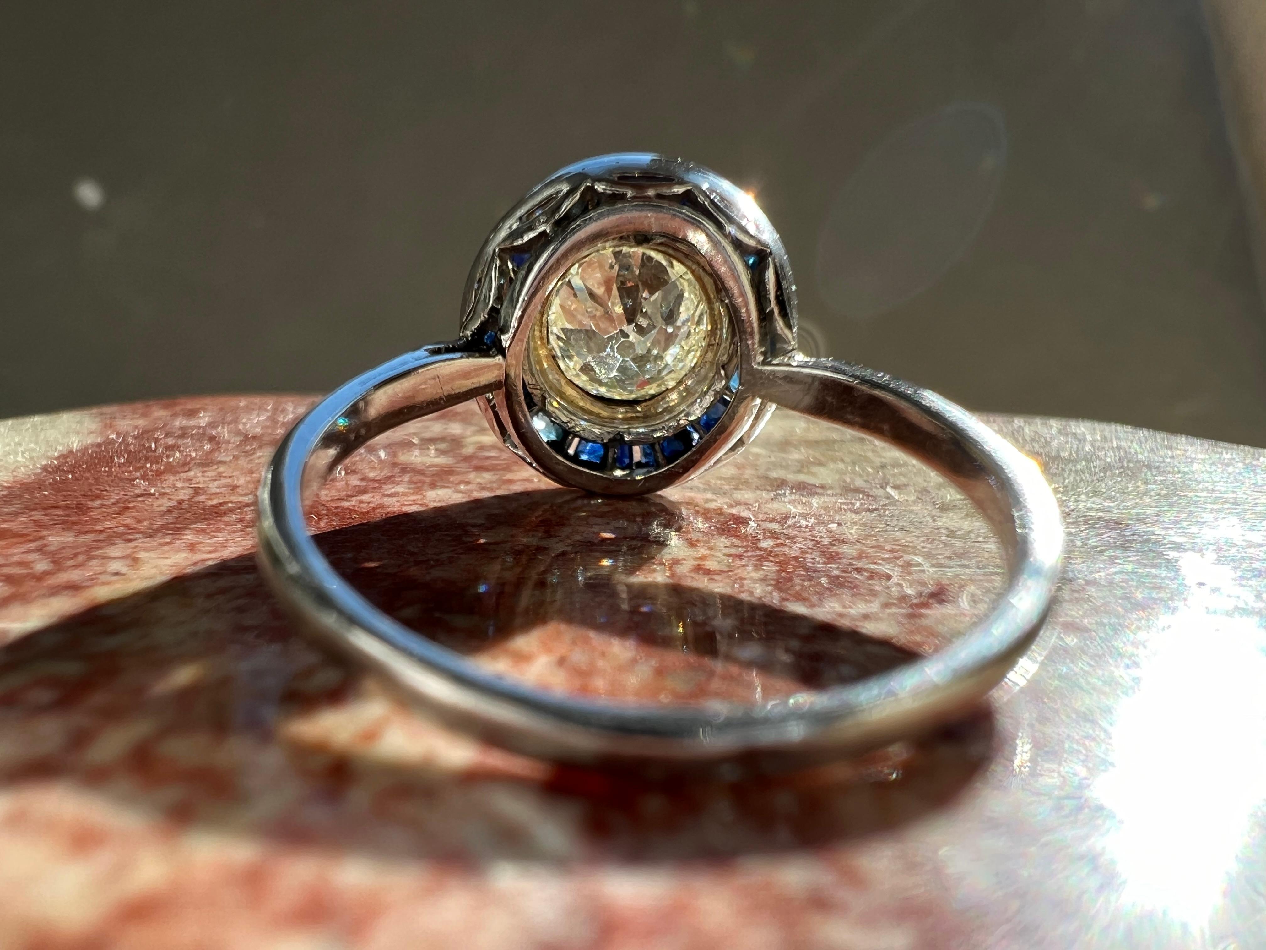 Antiker französischer Art-Déco-Ring aus Platin mit Diamanten, Saphiren und Platin (Art déco)