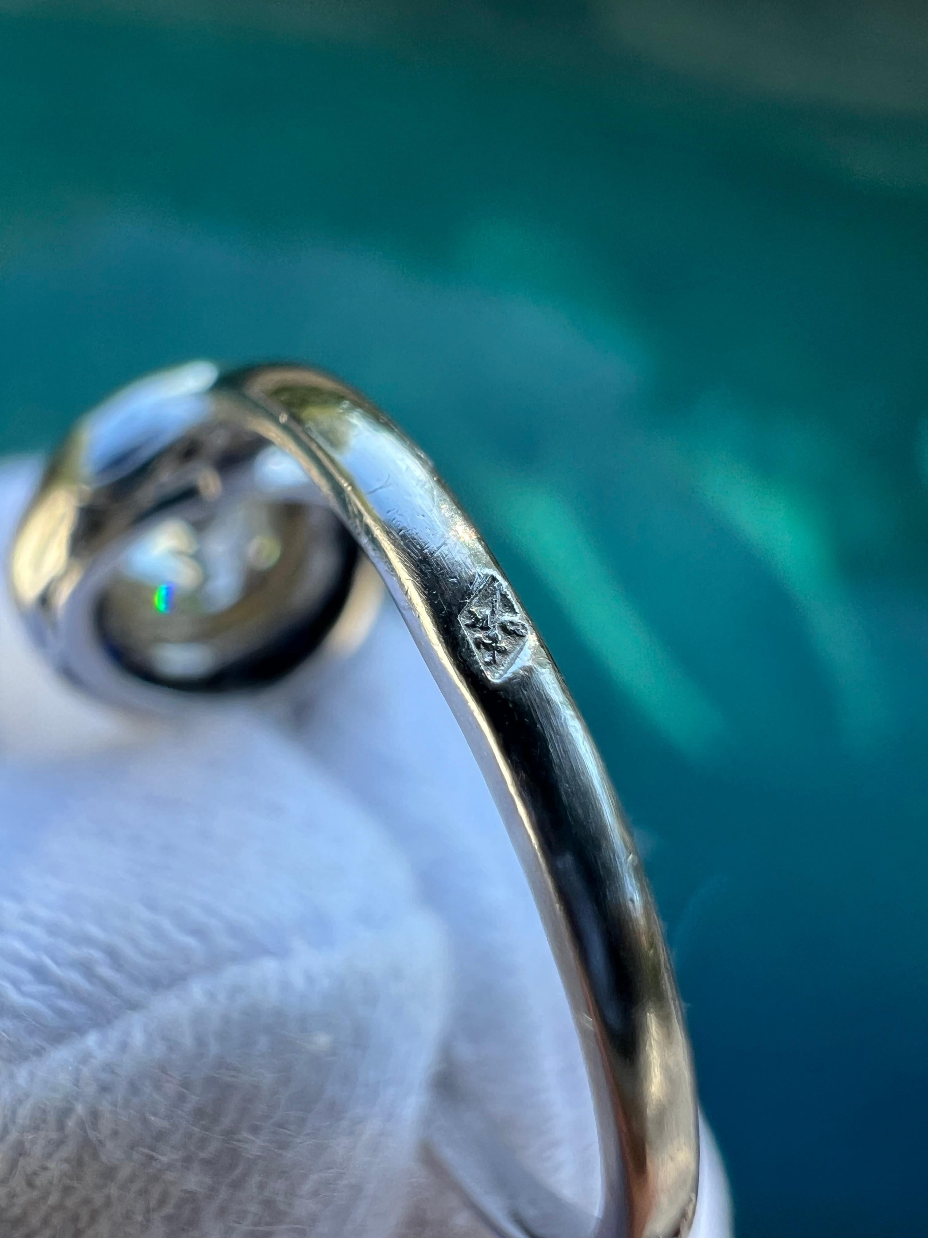 Antiker französischer Art-Déco-Ring aus Platin mit Diamanten, Saphiren und Platin im Zustand „Gut“ in Amsterdam, NL