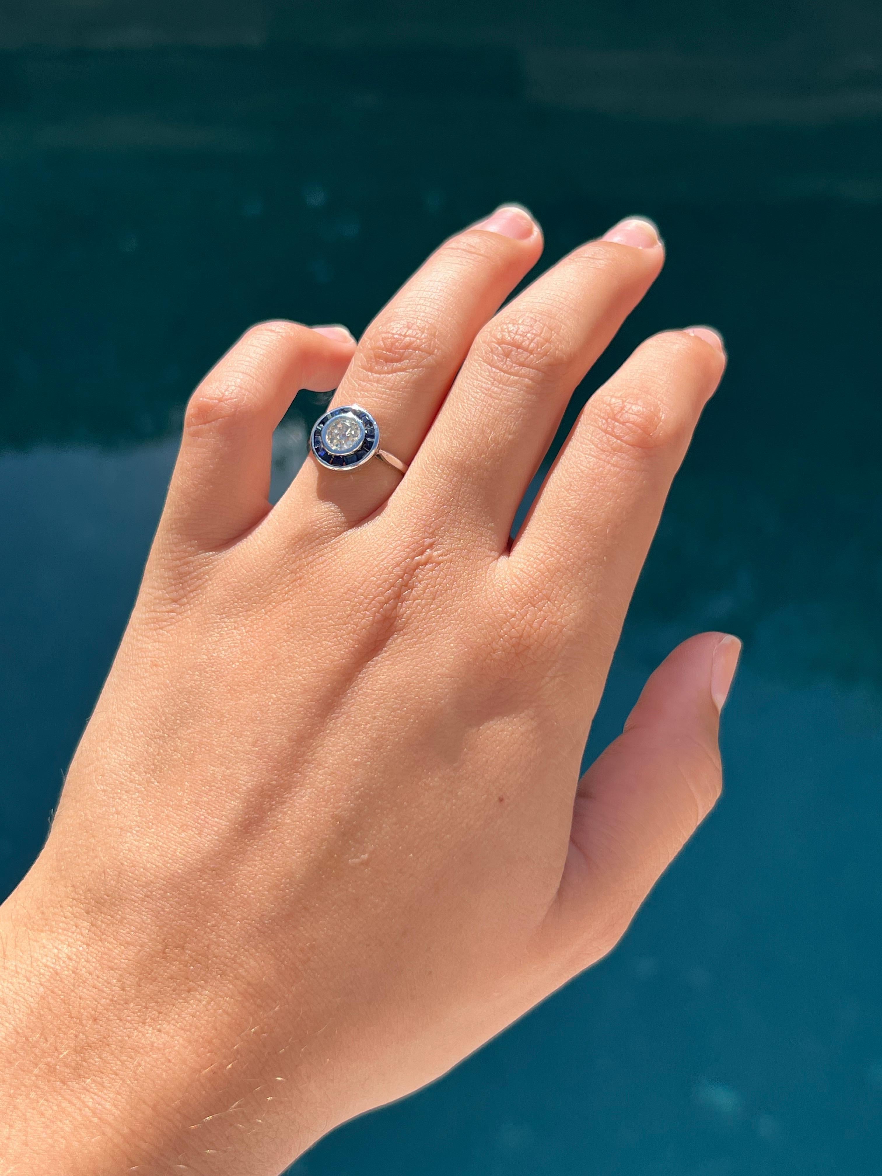 Antiker französischer Art-Déco-Ring aus Platin mit Diamanten, Saphiren und Platin 2