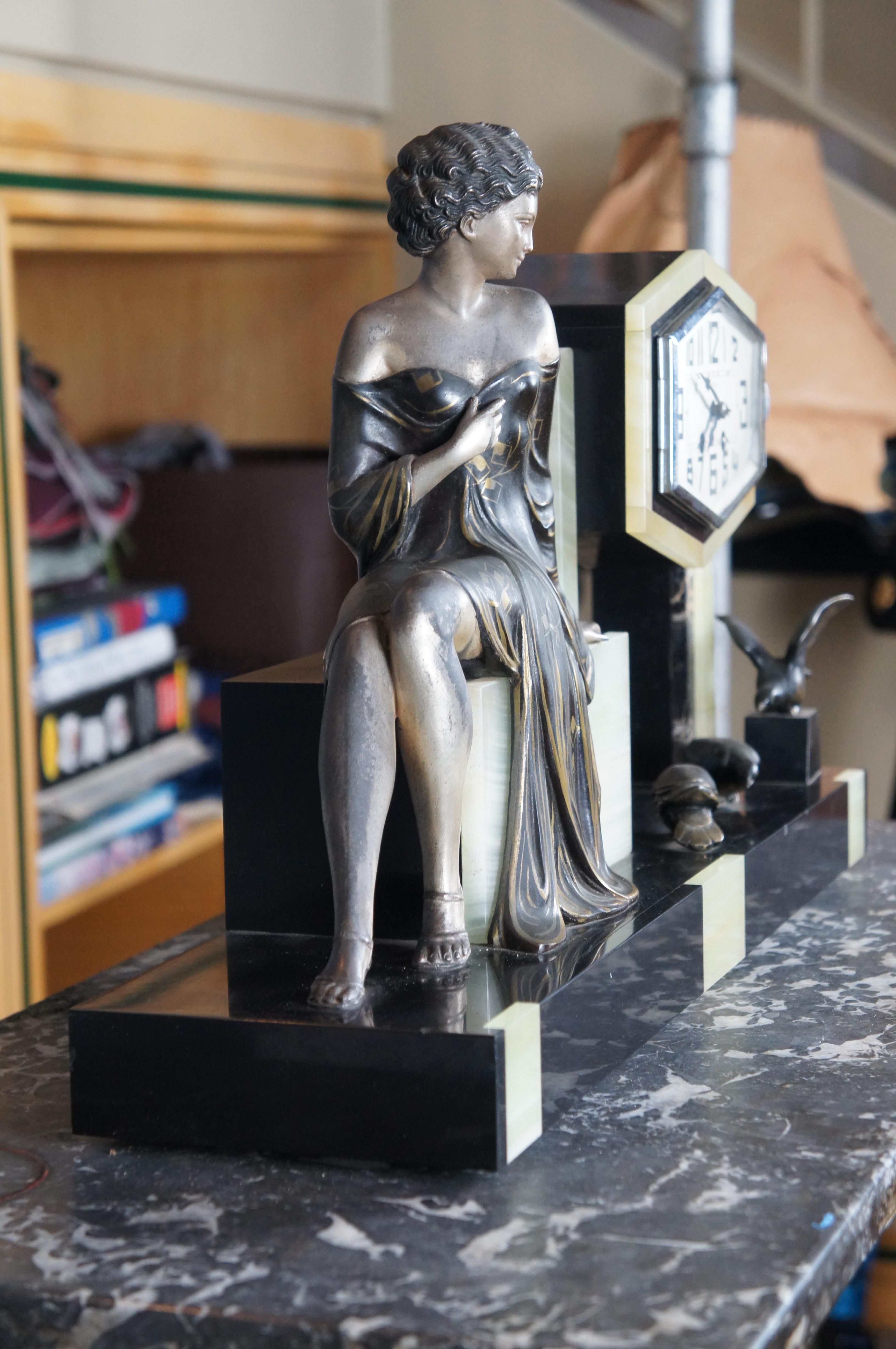 Antique French Art Deco Figural Spelter & Onyx Garniture Mantel Clock Set Uriano en venta 3