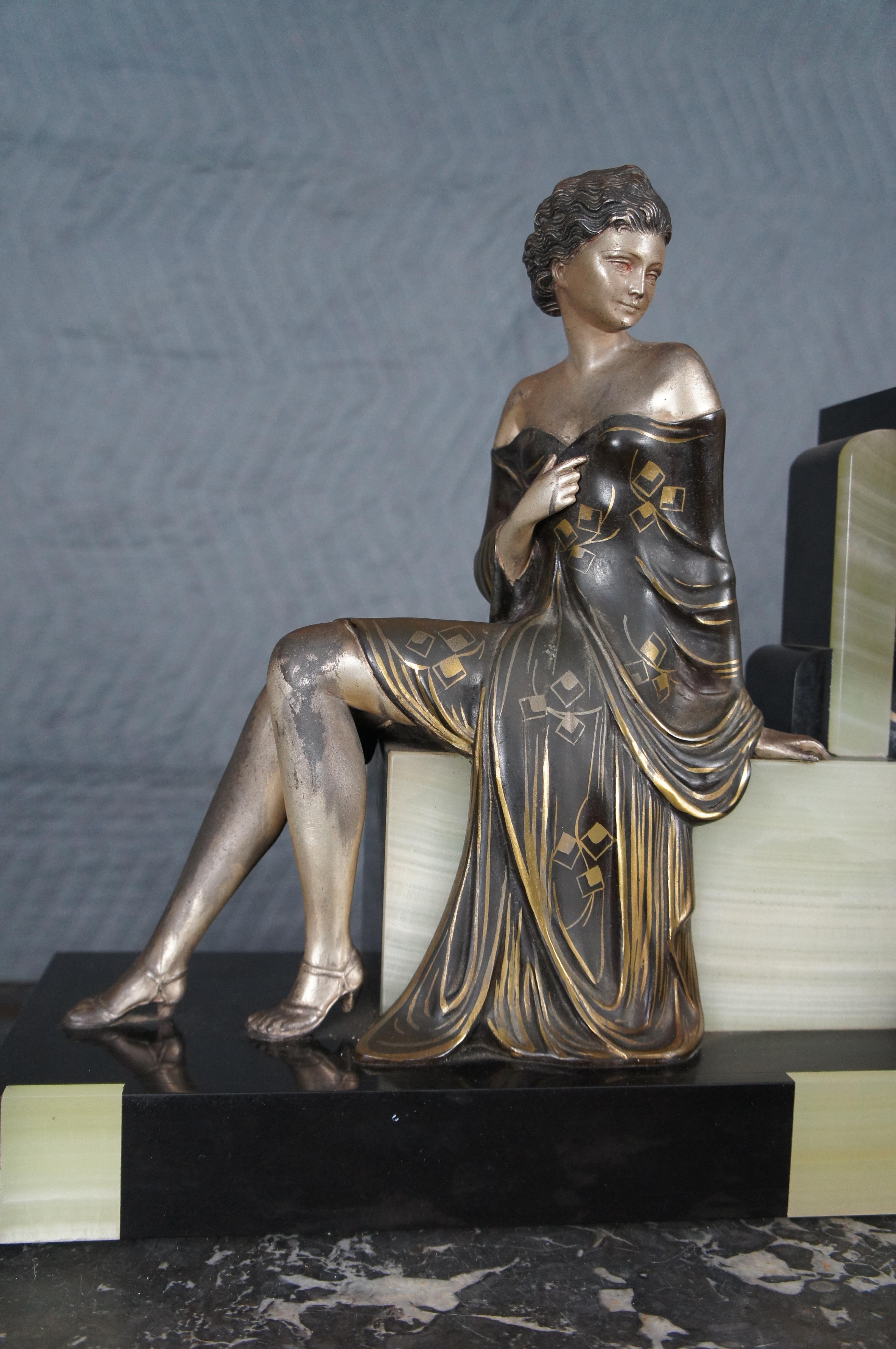 Antique French Art Deco Figural Spelter & Onyx Garniture Mantel Clock Set Uriano Francés en venta