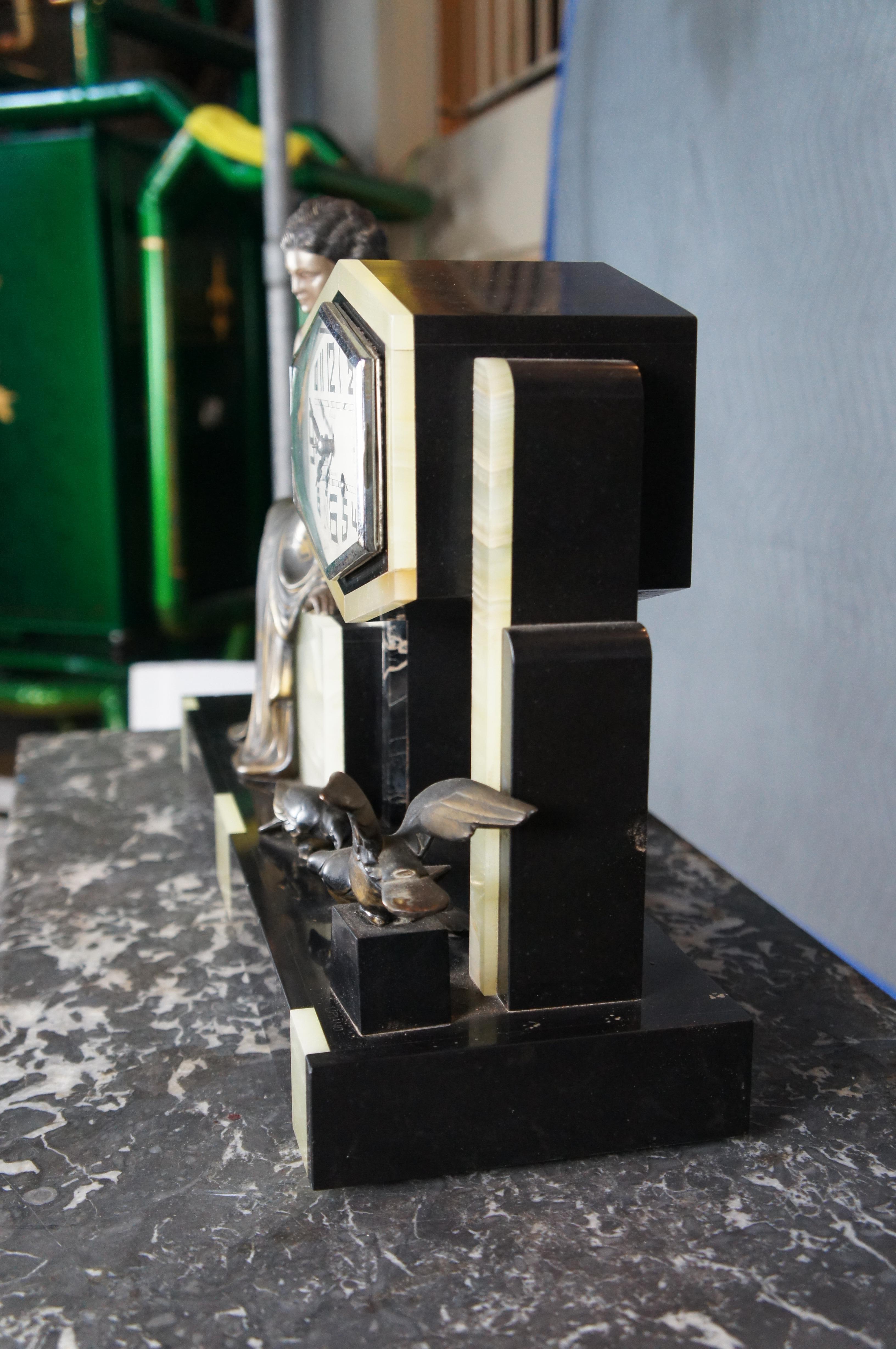 Antiquité française Art Deco Figural Spelter & Onyx Garniture Mantel Clock Set Uriano en vente 4