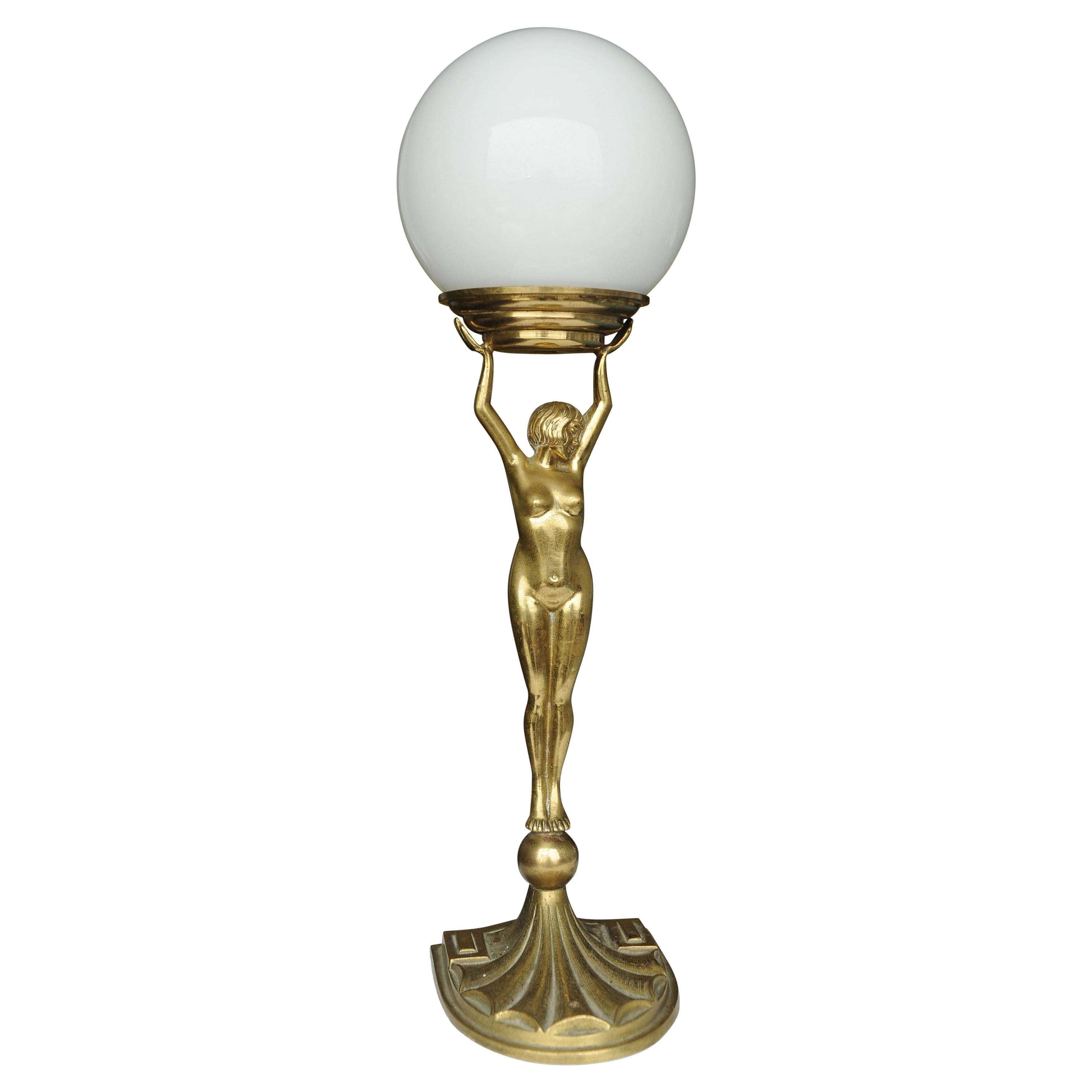 Antique French Art Deco vergoldetem Messing Diana skulpturale Tischlampe
