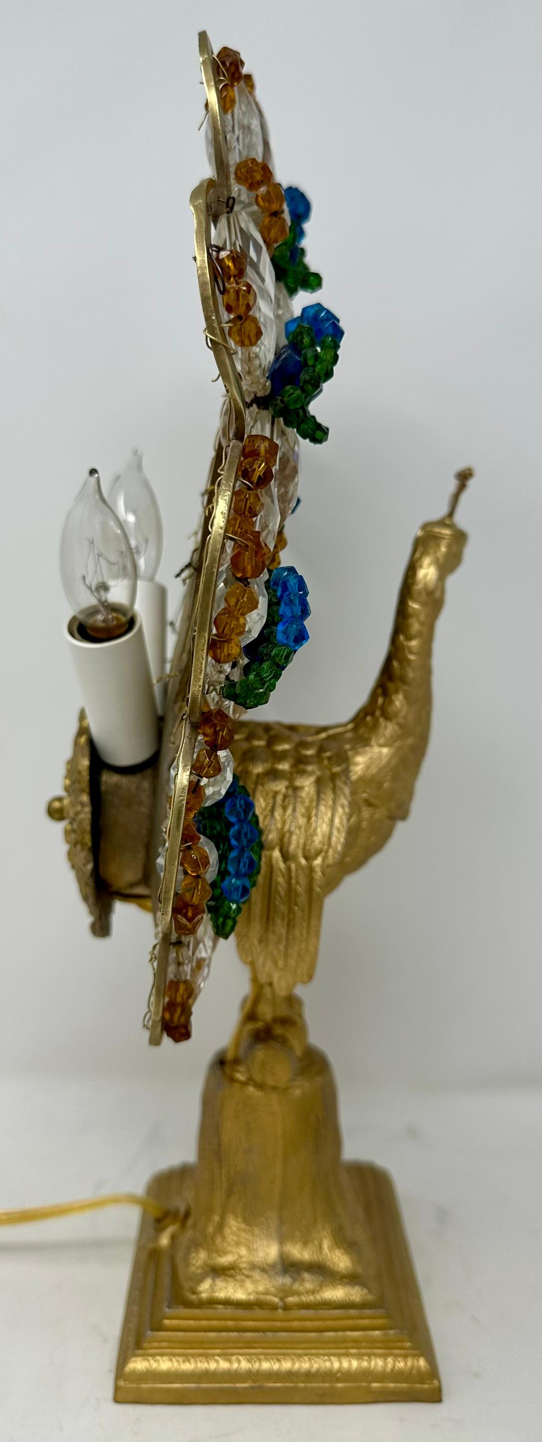 Ancienne lampe paon en bronze doré et perles colorées de l'Arte Antiques, Circa 1910-1920.