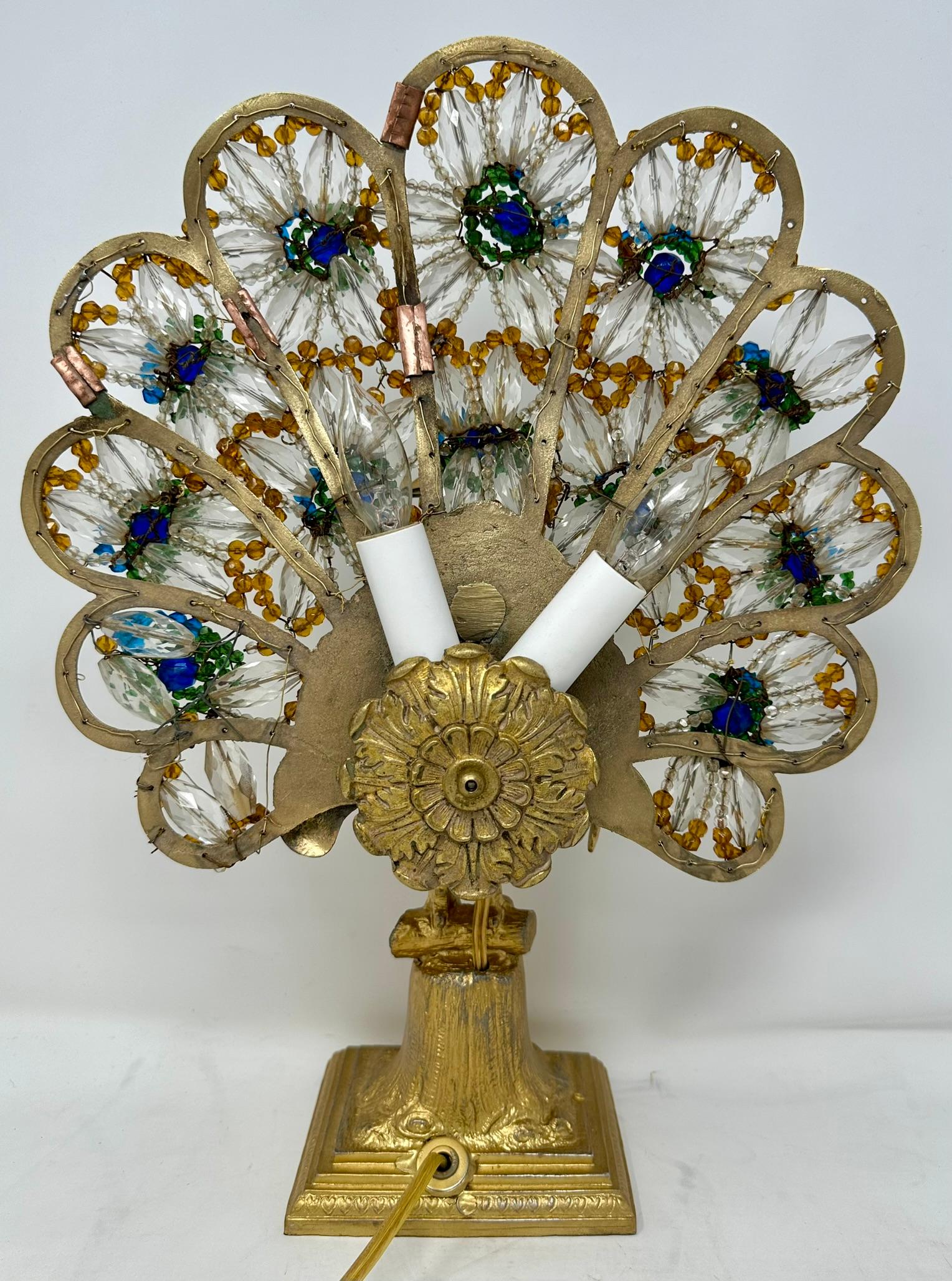 Français Lampe paon Art déco française ancienne en bronze doré et perles colorées, vers 1910 en vente