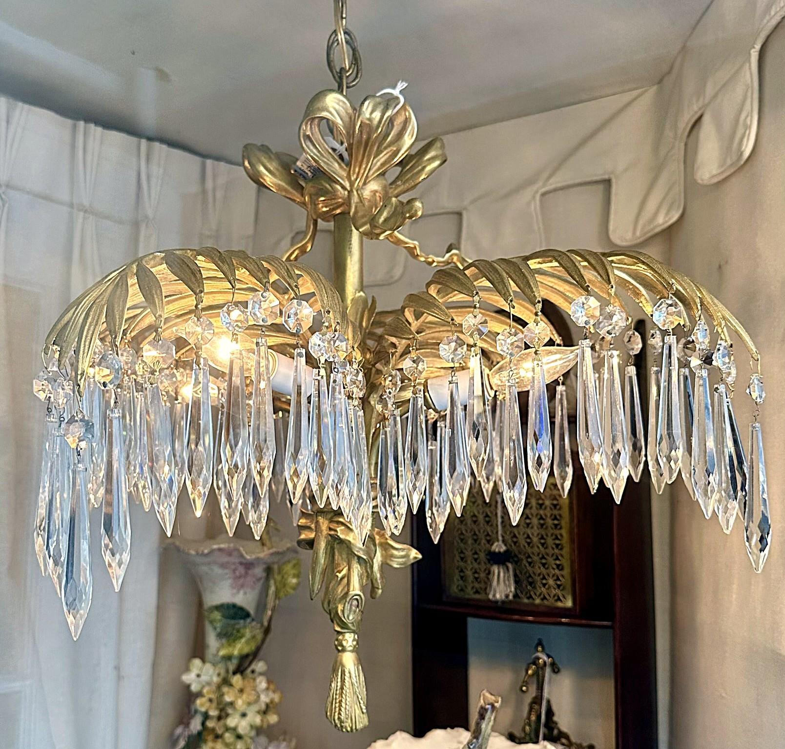 Art Déco Antique French Art Deco, lampadario a palme in bronzo dorato e cristallo tagliato, CIRCA 1910. in vendita