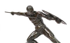 Antique guerrier semi-nu de style Art déco français en bronze patiné vert, années 1930