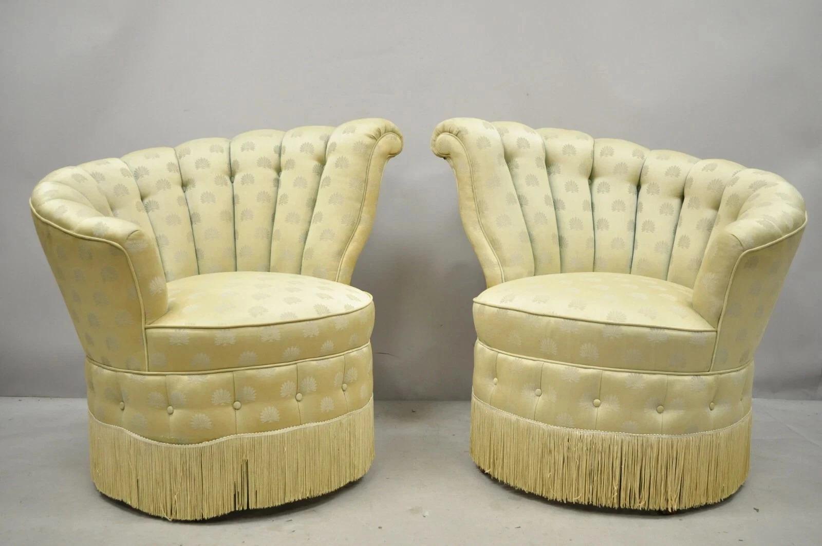 Veuillez nous envoyer un message avec votre code postal pour demander un devis plus raisonnable pour les frais d'expédition aux États-Unis.

Arte Antiques Français Art Deco Hollywood Regency Channel Back Club Lounge Chairs - Pair. Les articles se