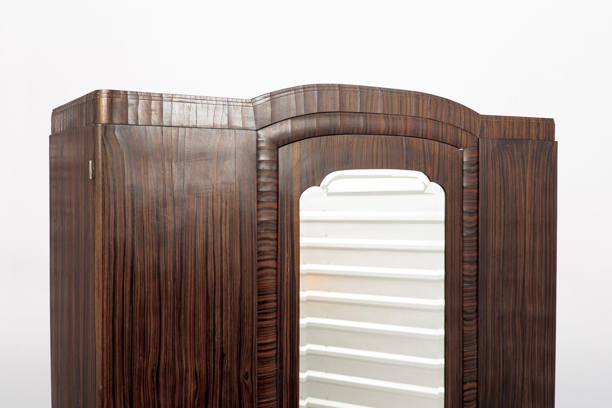 Antike Französisch Art Deco Makassar Ebenholz Holz Schrank Schrank 1940er Jahre im Zustand „Gut“ im Angebot in Detroit, MI