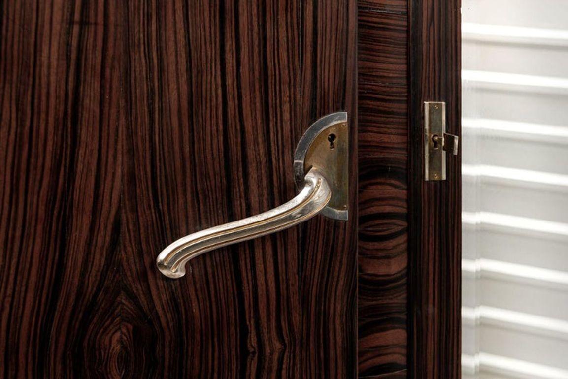 Armario Armario Antiguo Art Decó Francés de Madera de Ébano de Macassar, Años 40 en venta 3