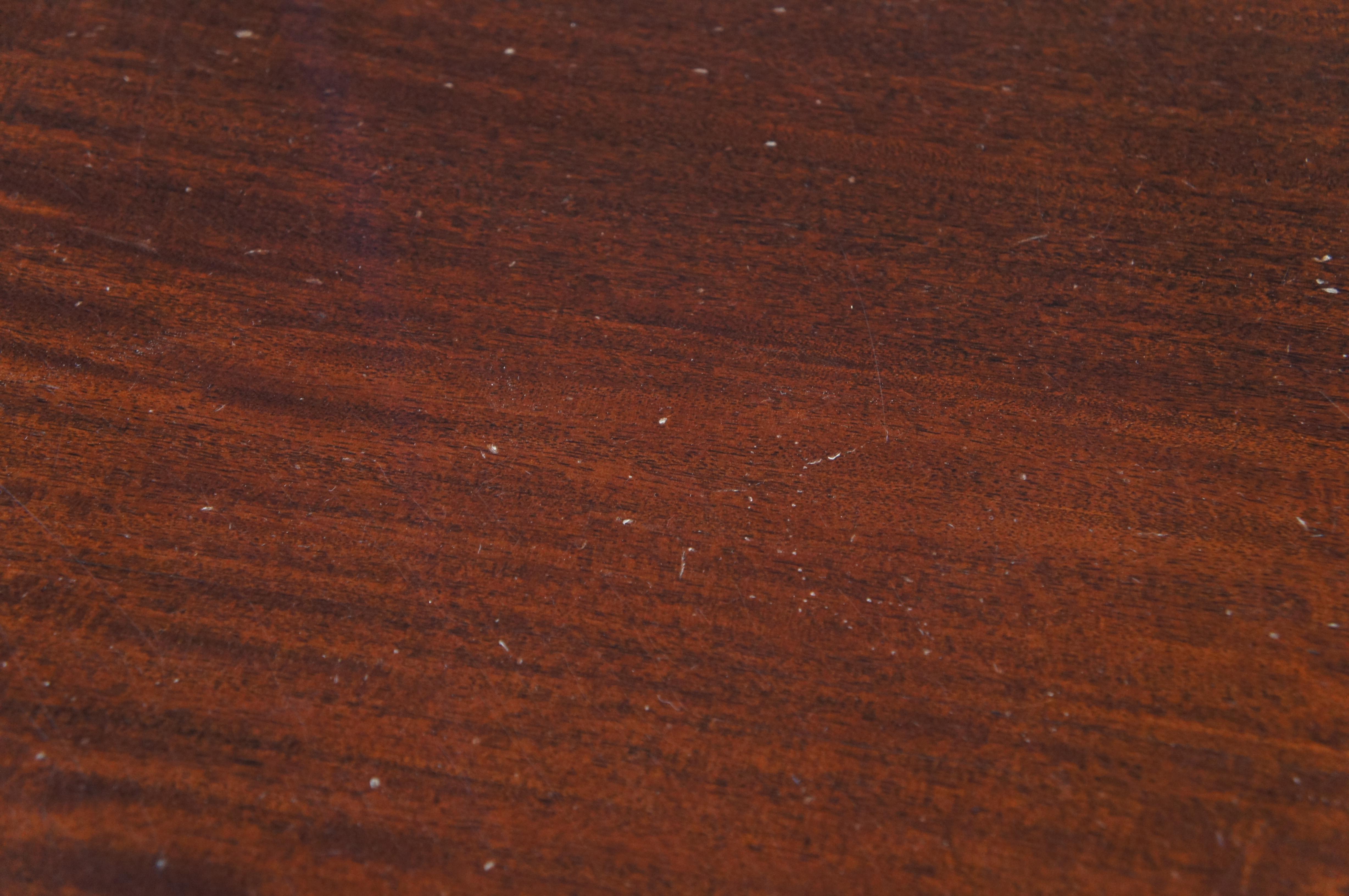 Aparador aparador Lowboy francés Art Decó de marquetería de caoba con incrustaciones Caoba en venta