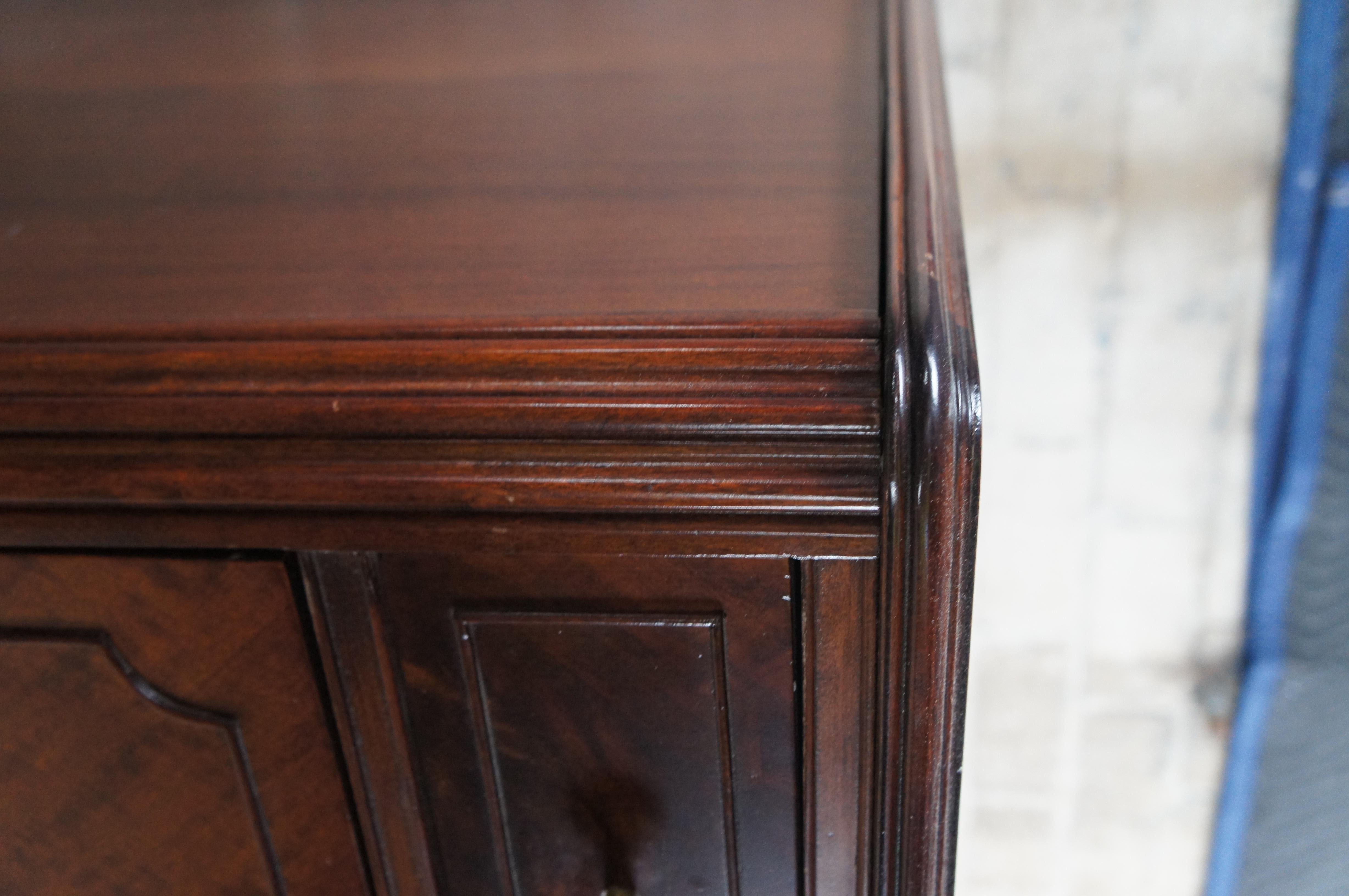 Aparador aparador Lowboy francés Art Decó de marquetería de caoba con incrustaciones en venta 3