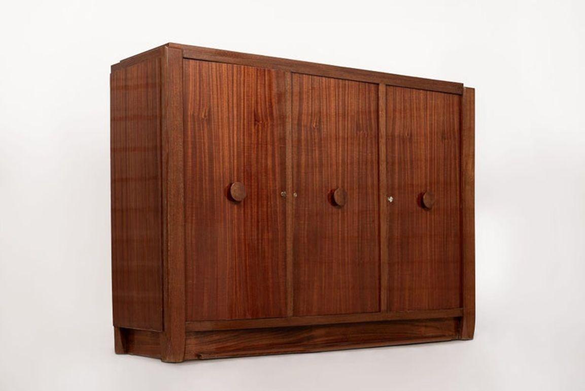 Questa credenza o mobile bar in legno Art Déco davvero eccezionale è stata disegnata da Andre Sornay (attr.) in Francia intorno al 1930. Andre Sornay è stato molto apprezzato per il suo approccio unico al design modernista e Art Deco del primo